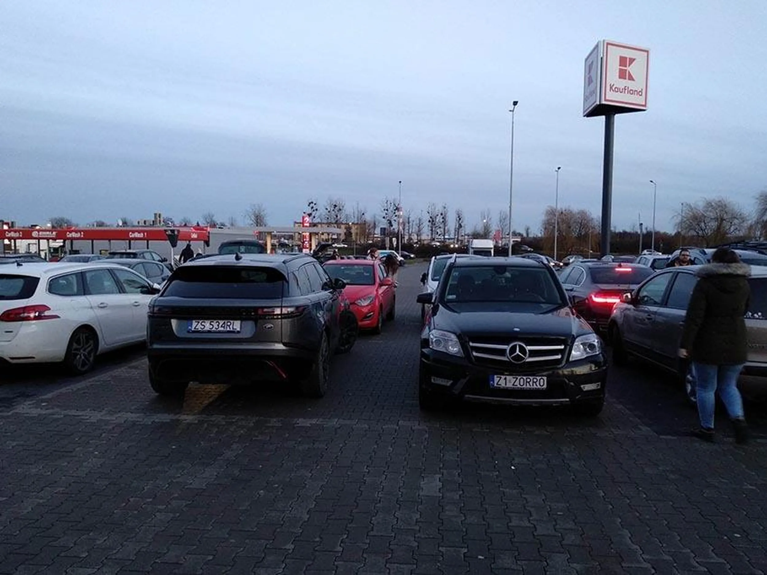 We współpracy z Señor Garcia parkują na przejeździe blokując wyjazd ze sklepu. No está bien, camaradas.