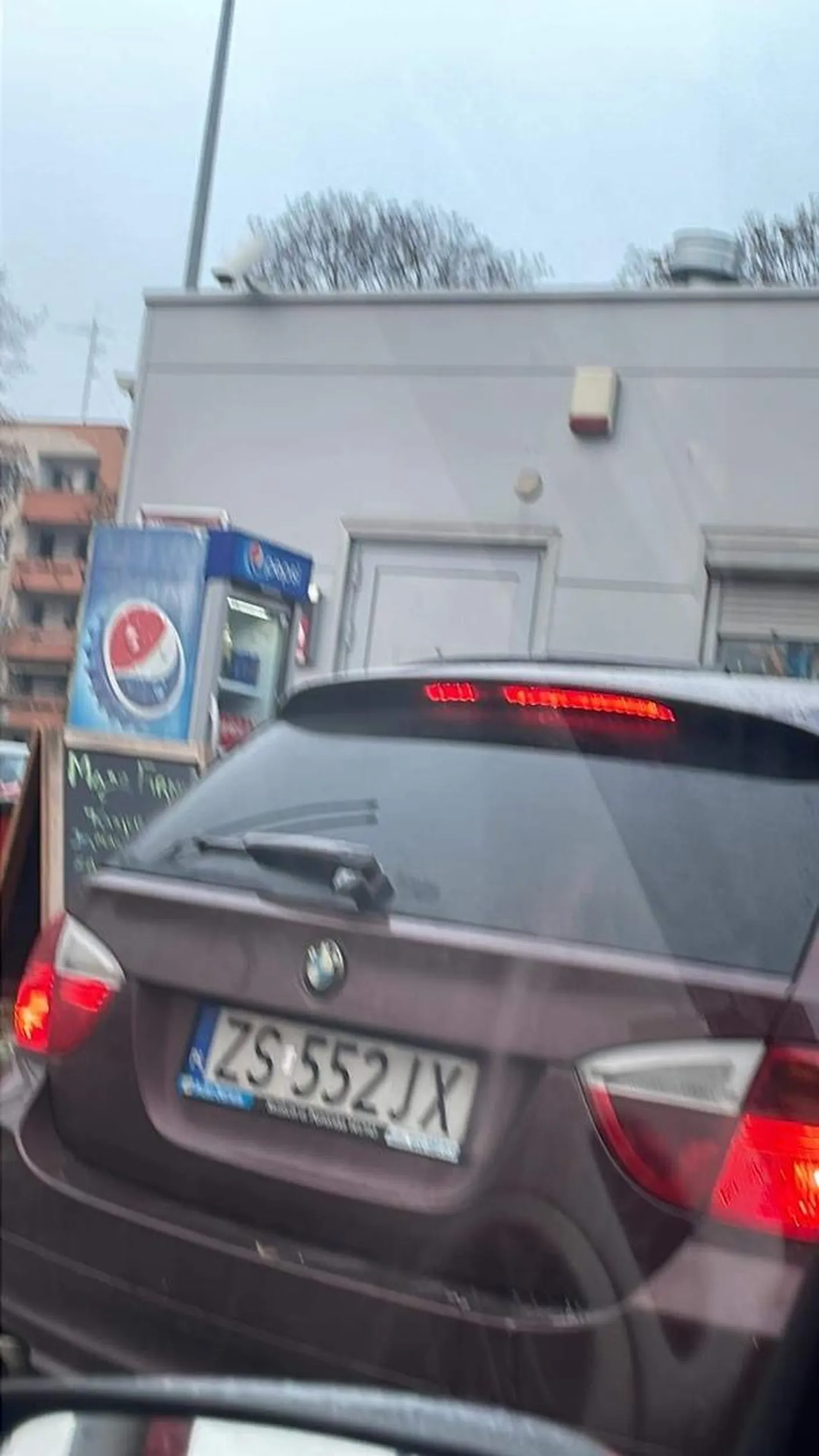 Pani chyba nie wie, ze osoby z prawej strony mają pierwszeństwo i chamsko wjeżdża przed maskę. Następnym razem nie będę hamował :)