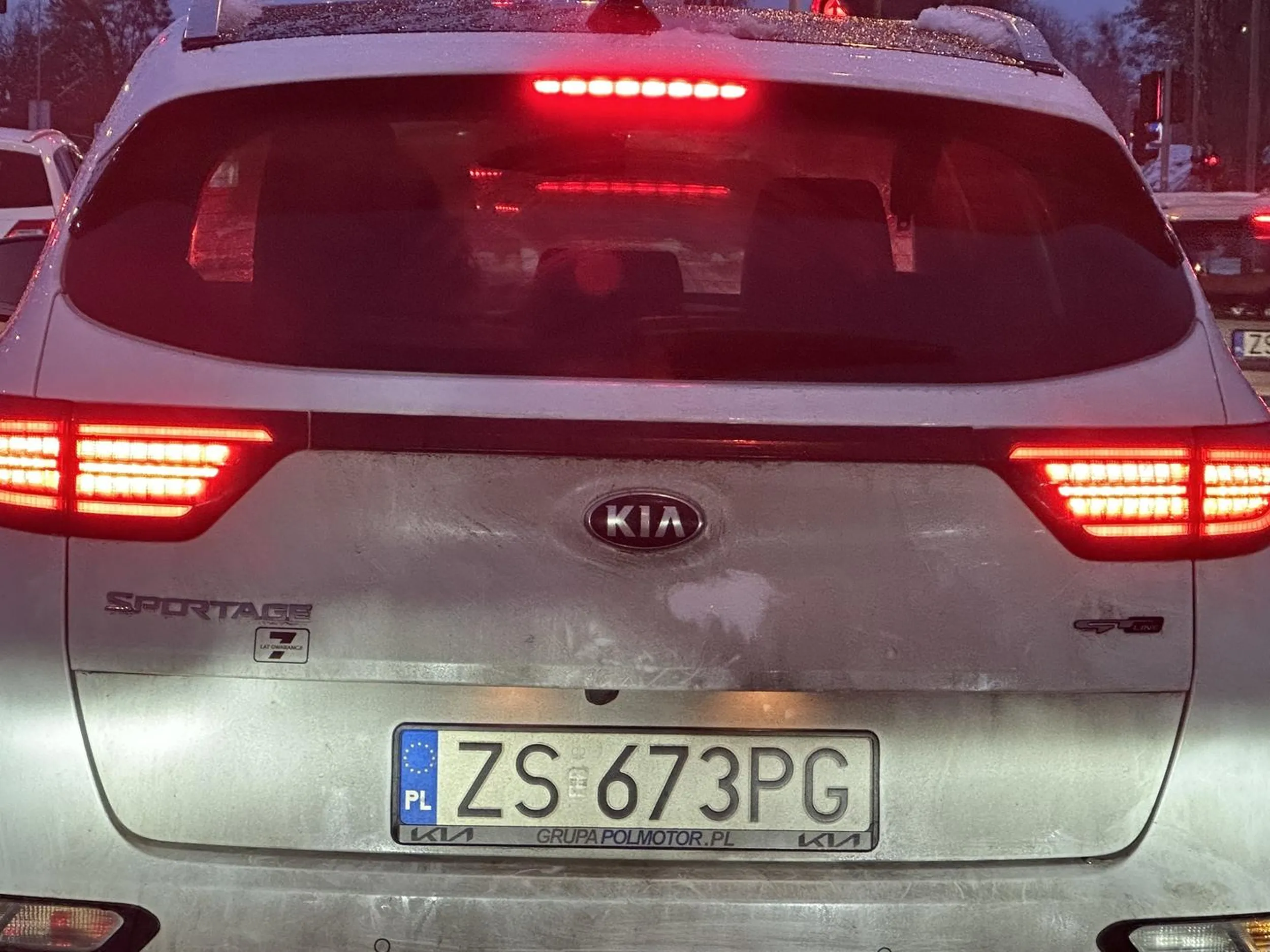 Brawo! Wielkie brawa za wyprzedzanie przed samymi światłami gdy już się hamuje. Pomijając minusowa temperaturę i obecność śniegu na drodze. Fatalny kierowca. Żenada!