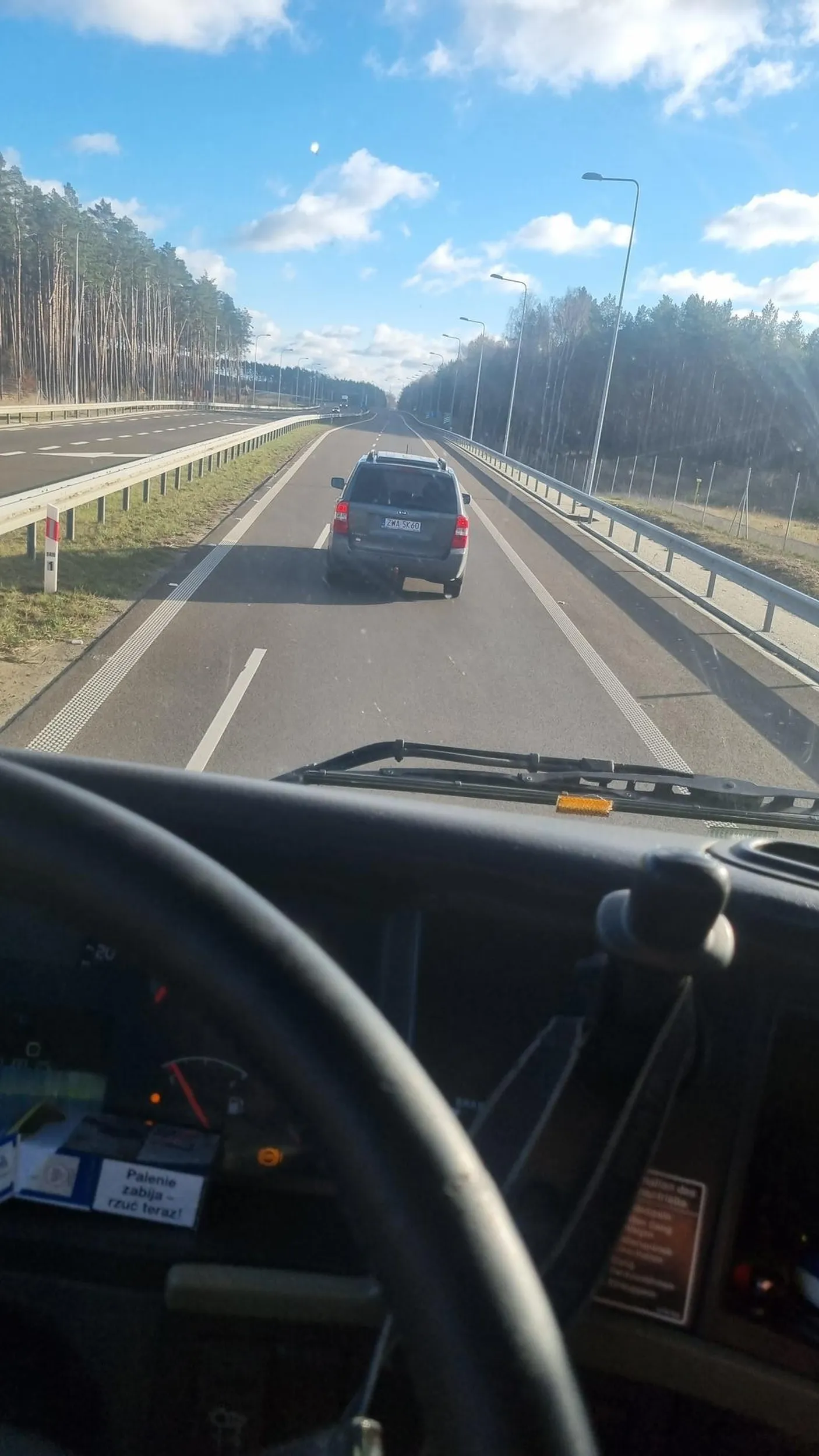 Uwaga, zawalidroga, zajeżdża, tamuje ruch,  właściciel ów smietnika proszony o zwrot prawa jazdy do urzędu