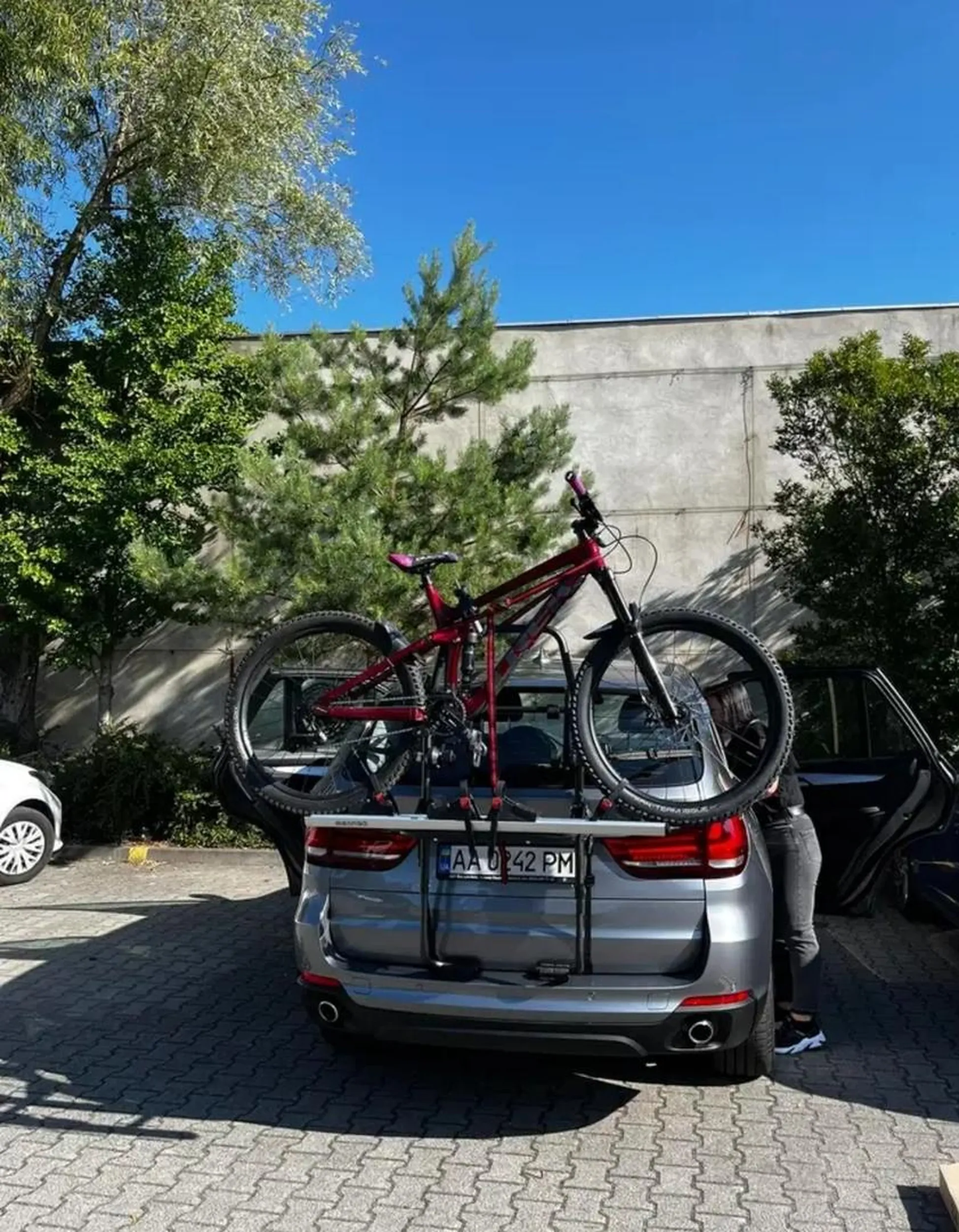 Wyzywa i przeklina bez powodu. Ograniczony intelektualnie troglodyta.