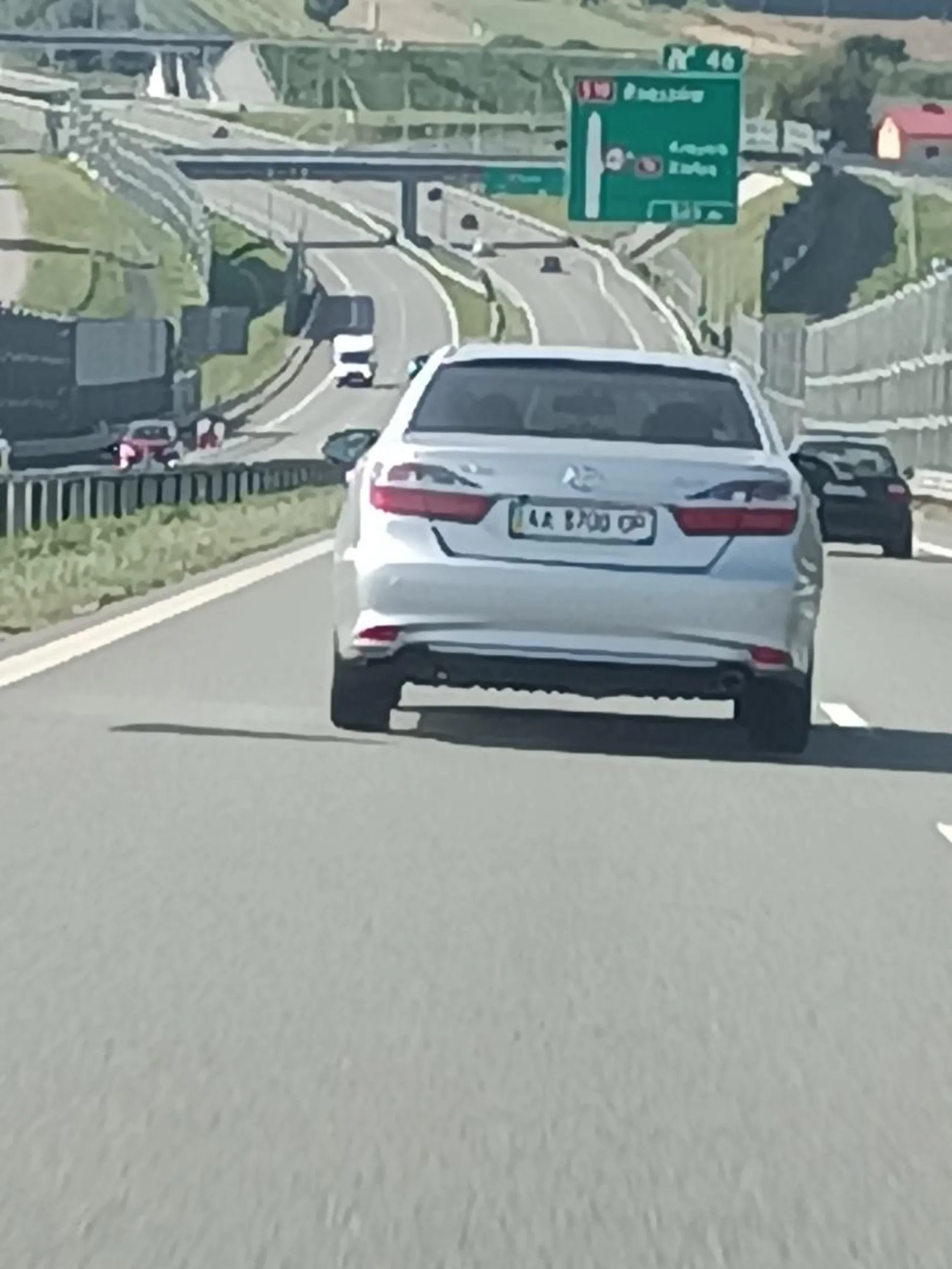 Wyprzedza na trzeciego na zakrętach blokuje lewy pas pozdrawiam