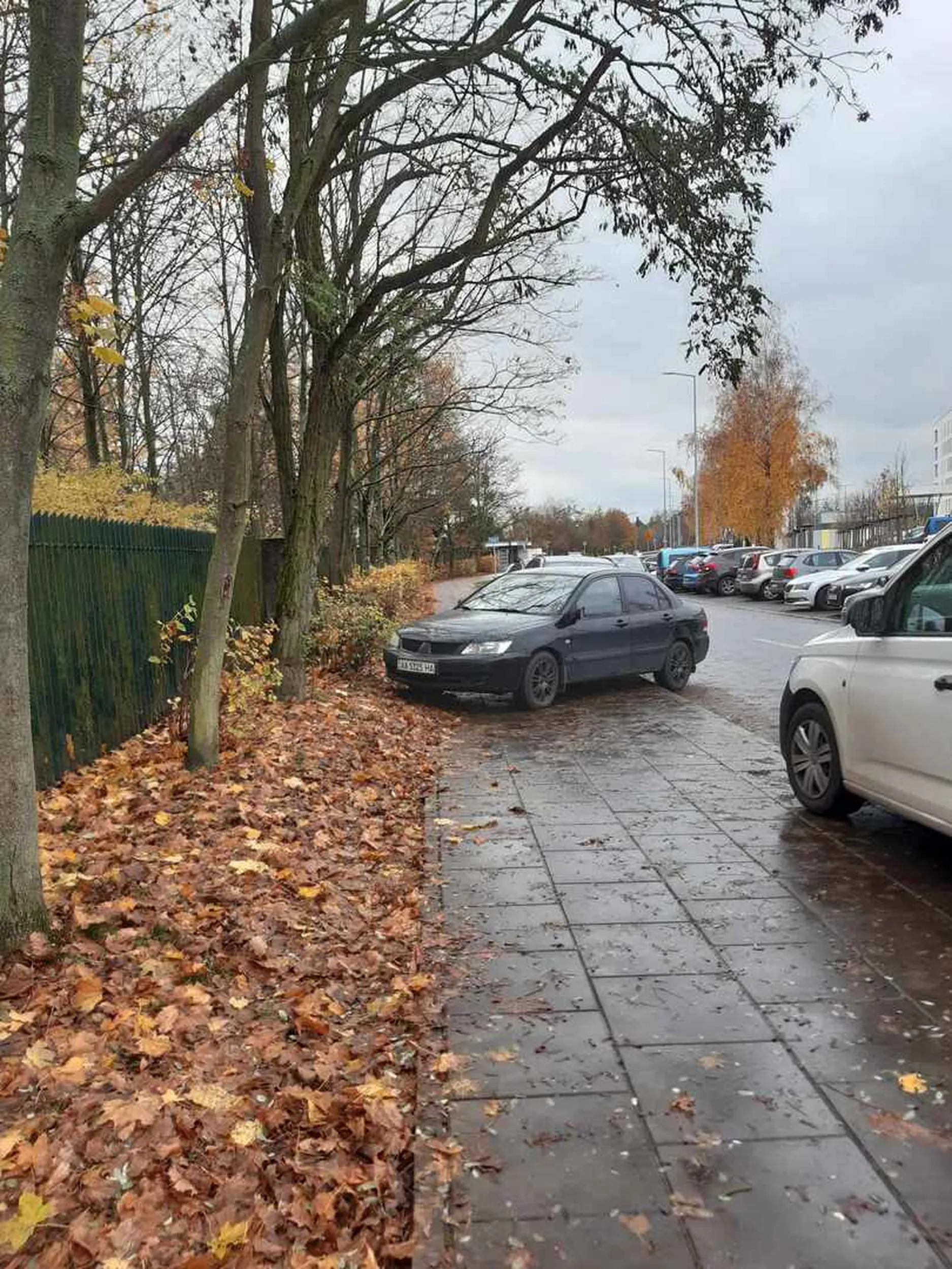 Nauczyłbyś się, że w Polsce się tak nie parkuje jak na Ukrainie.