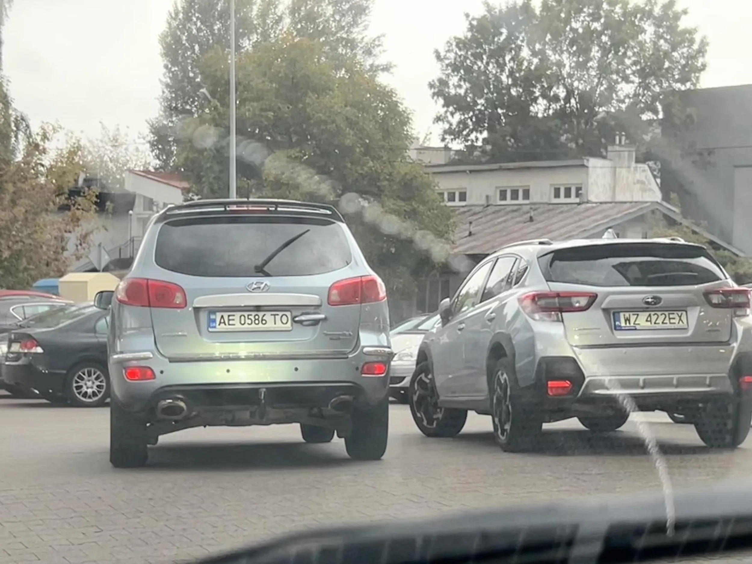 Banderowska ameba, parkuje w wejściu do sklepu, że przejechać nie można!
