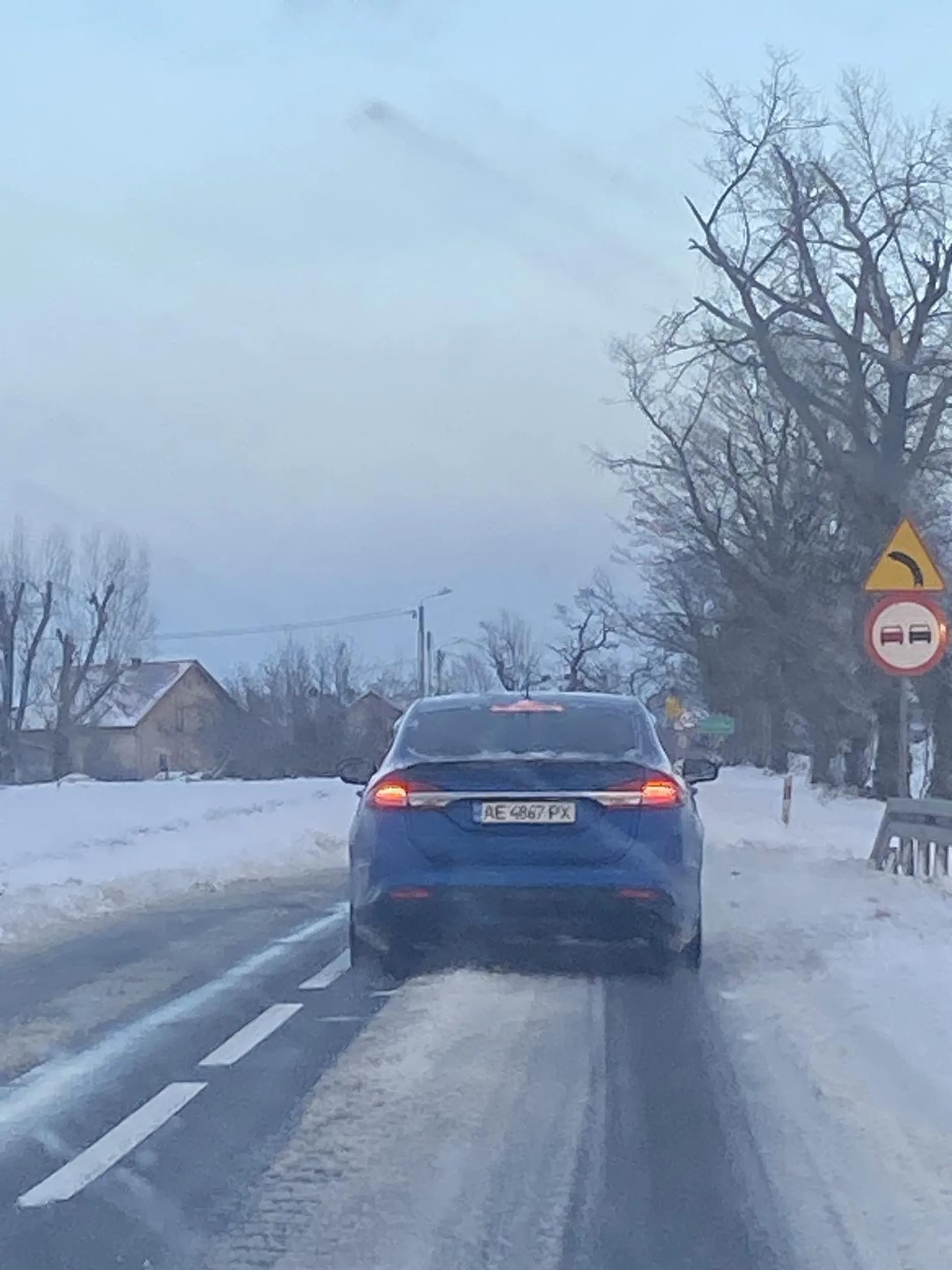 Kto zdrowy psychicznie zatrzymuje się DO ZERA przy każdym mijającym go samochodzie na normalnej szerokości drodze?