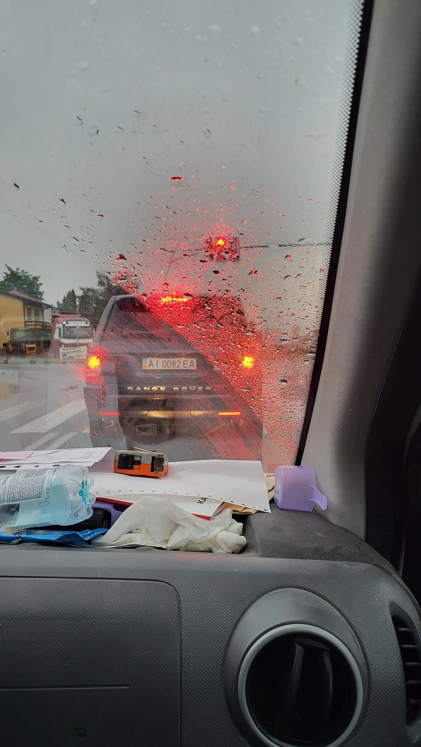 Staje na przejsciu, wyprzedza i hamuje.