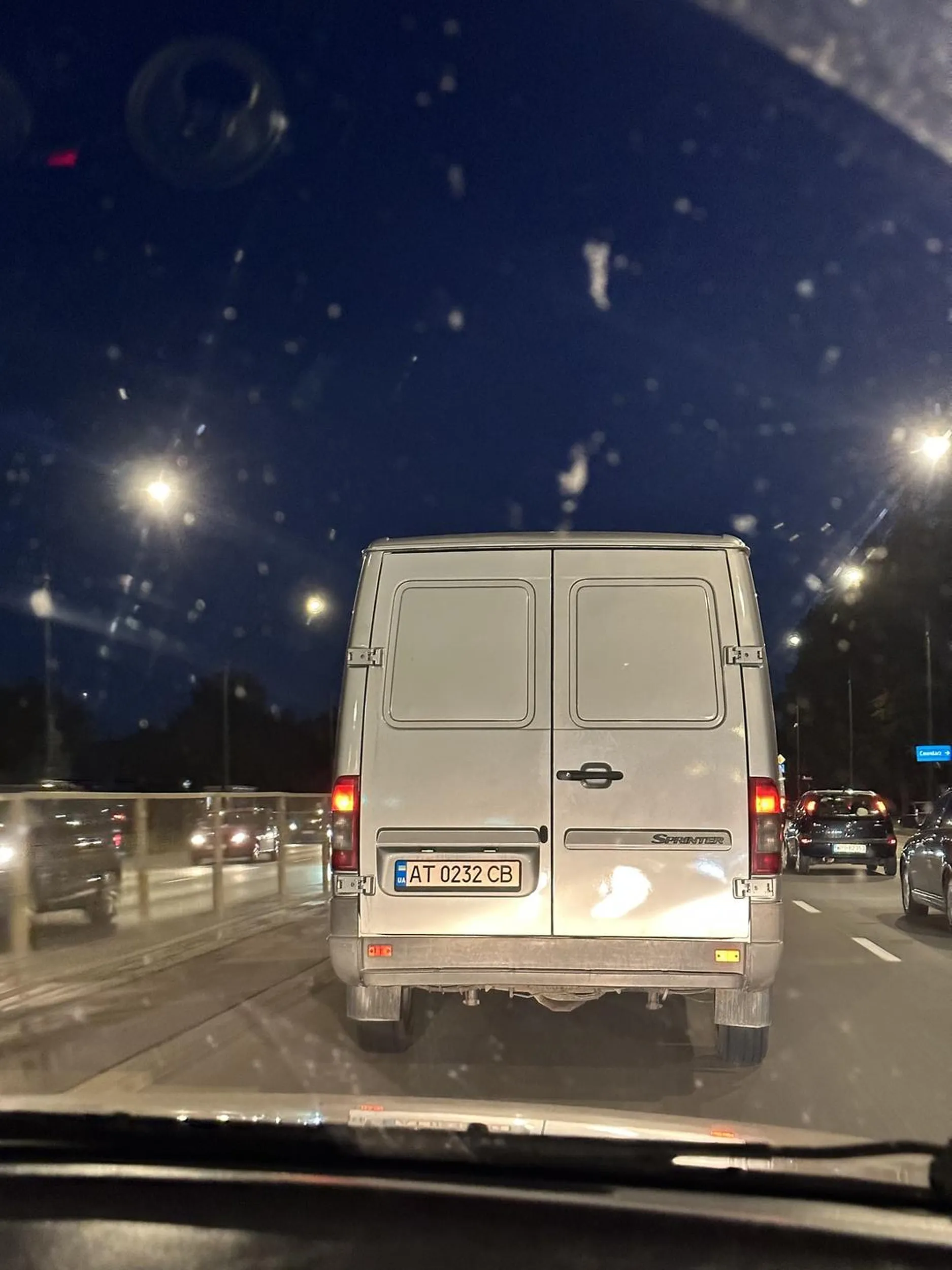 Przyklejony do lewego pasa na Puławskiej w stronę Piaseczna