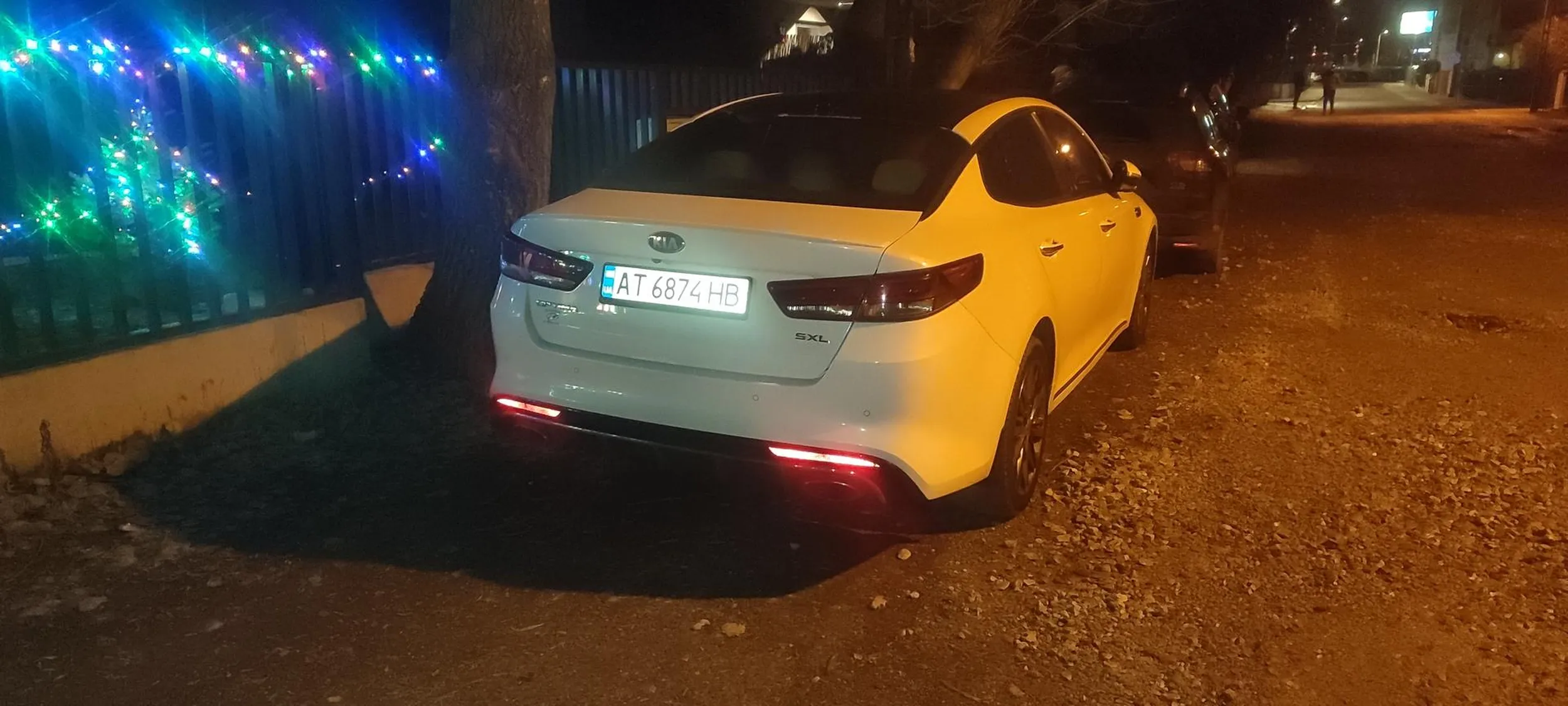 Dwie ukraińskie szm*** z tego białego auta dla zabawy rzucało we mnie kamieniem, kiedy szedłem pieszo przy ulicy. Okazali się kretynami i zaparkowali kawałek dalej od miejsca zdarzenia.