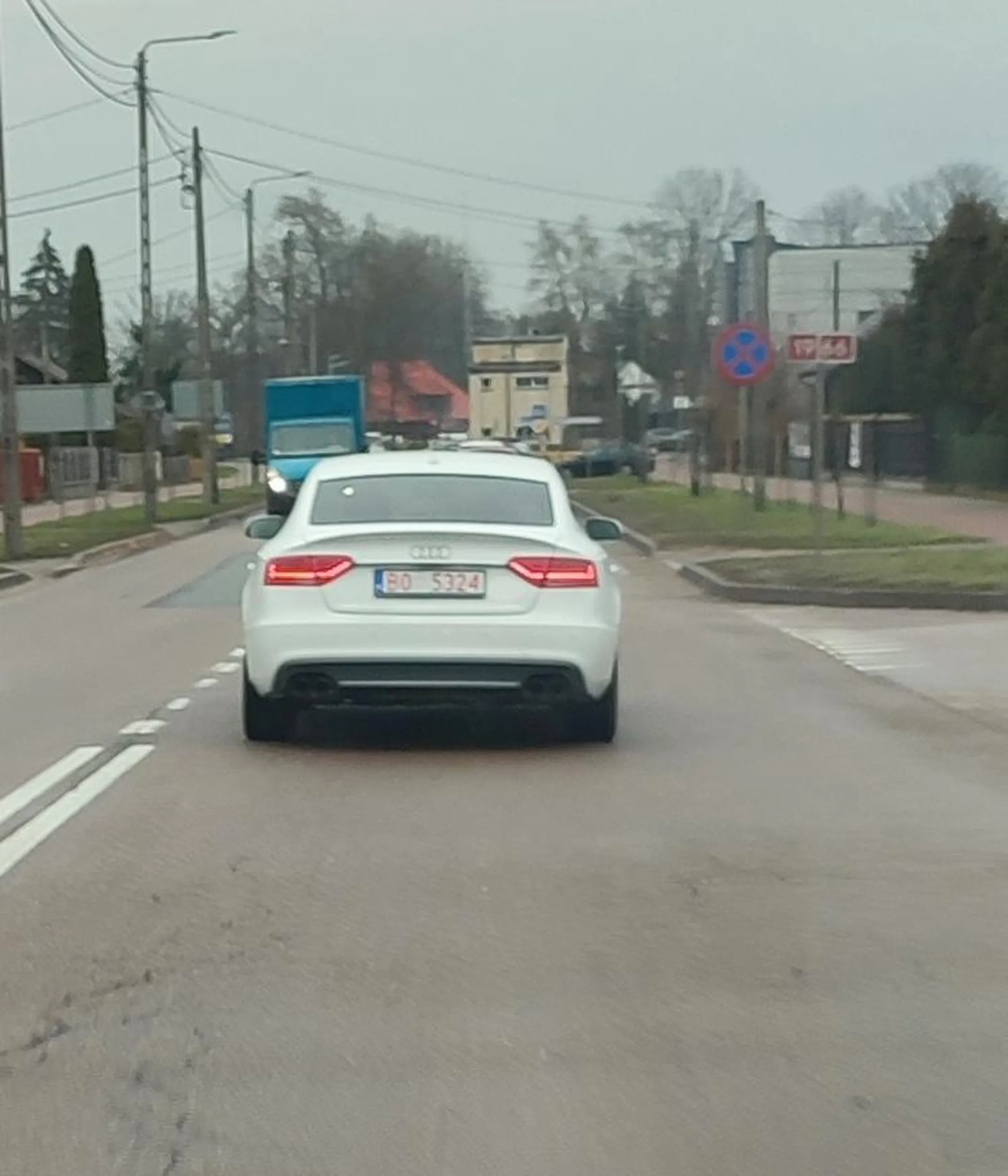 Nowiutkiego białe Audi, ma czerwonych tablicach BO 5324. Kto temu kierowcy dał prawko? Jedziesz spokojnie 90 to on Ci wyjeżdża z podporządkowanej i od jazda max 55 km/h. Ograniczenie do 50 on jedzie 30, jełop głupiej wrony się boi. Żal samochodu naprawdę