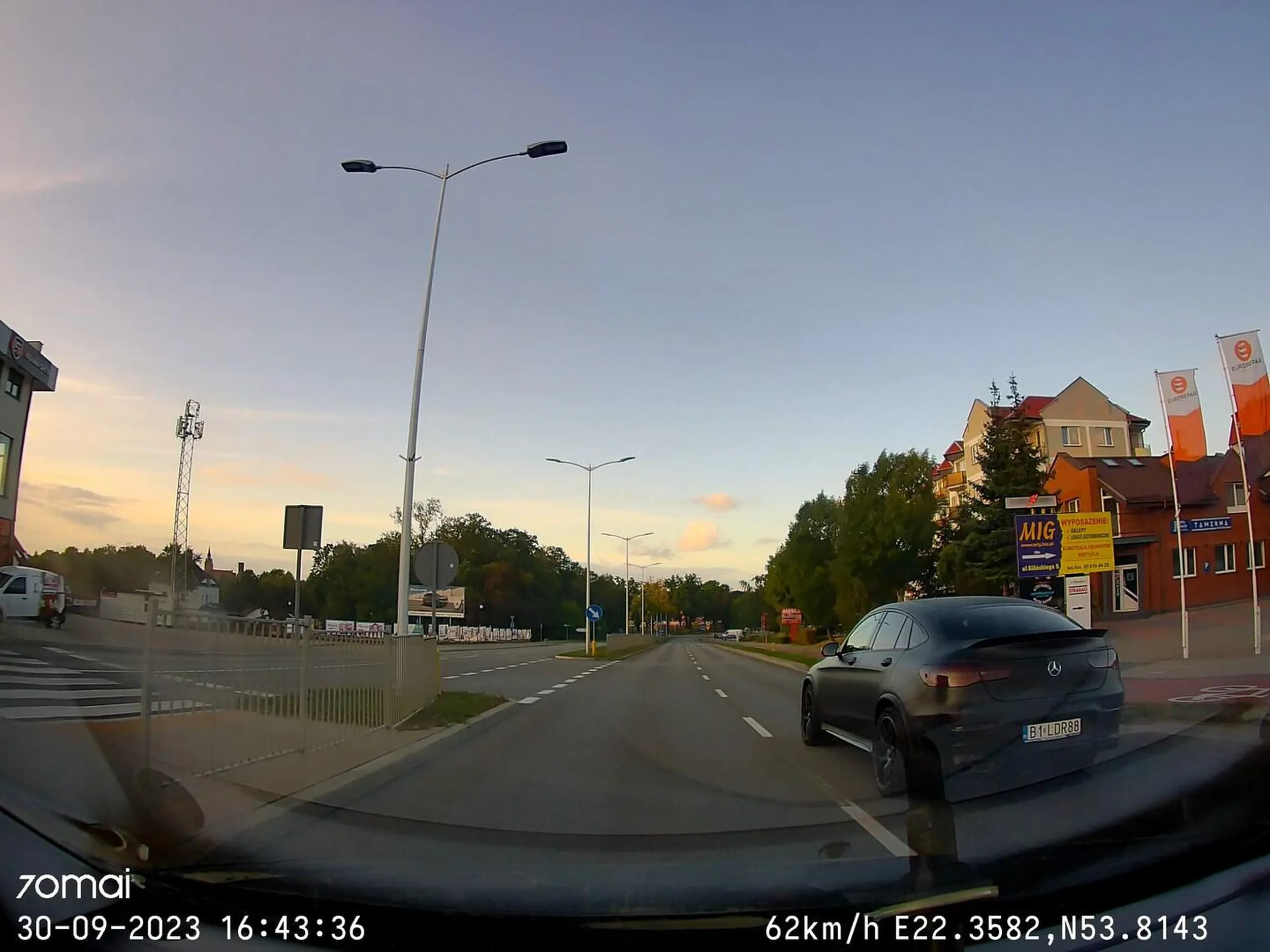 Przyjechał na gościnne występy do Ełku jeździ jak palant i wyprzedza na przejściach dla pieszych.