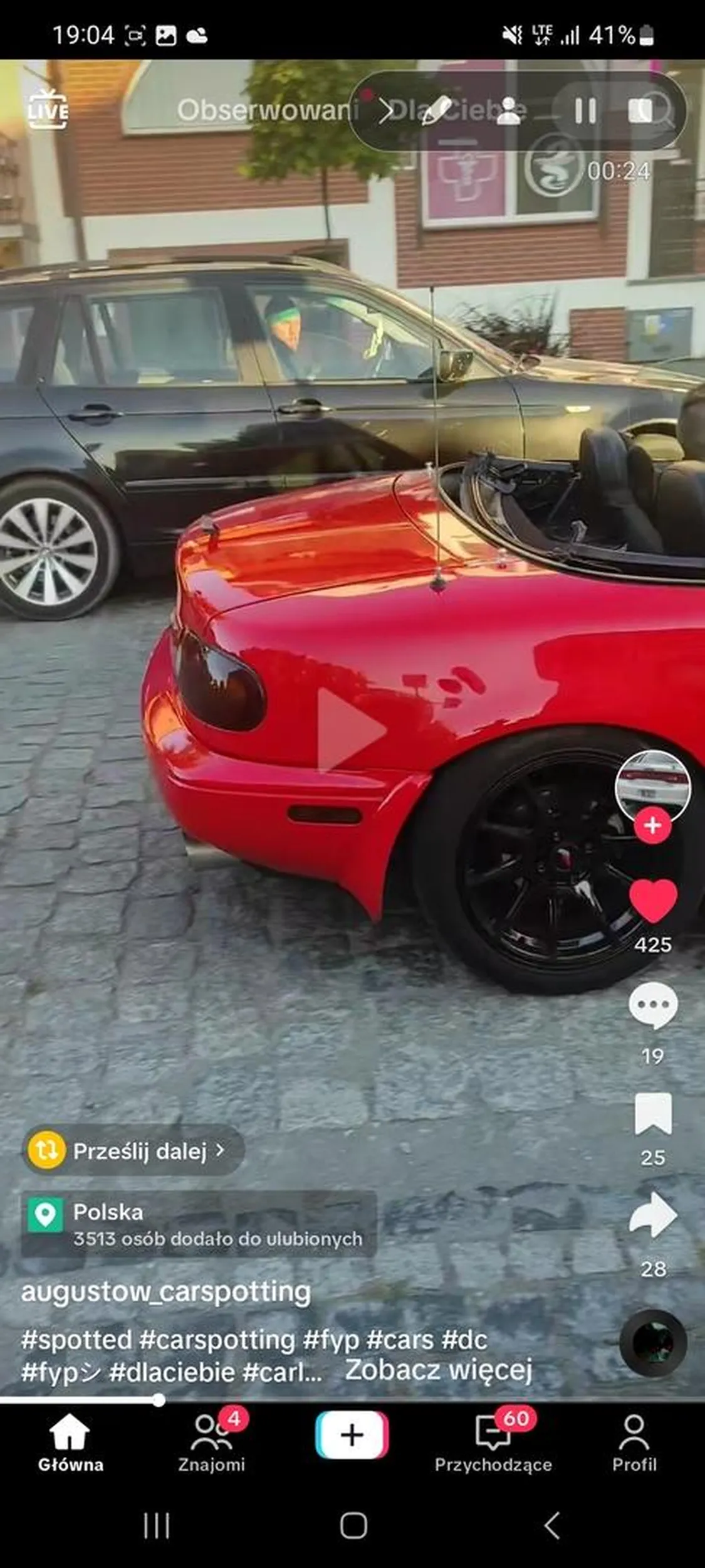 Wyprzedza samochody swoim bmw w najbardziej ruchliwym miejscu w Augustowie na przejściu dla pieszych. Więcej rozsądku młody kierowco.