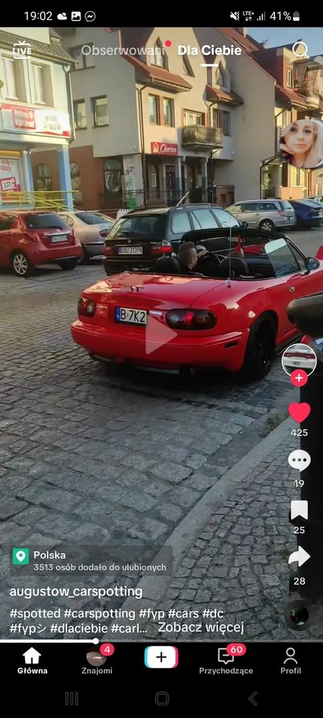 Wyprzedza samochody swoim bmw w najbardziej ruchliwym miejscu w Augustowie na przejściu dla pieszych. Więcej rozsądku młody kierowco.