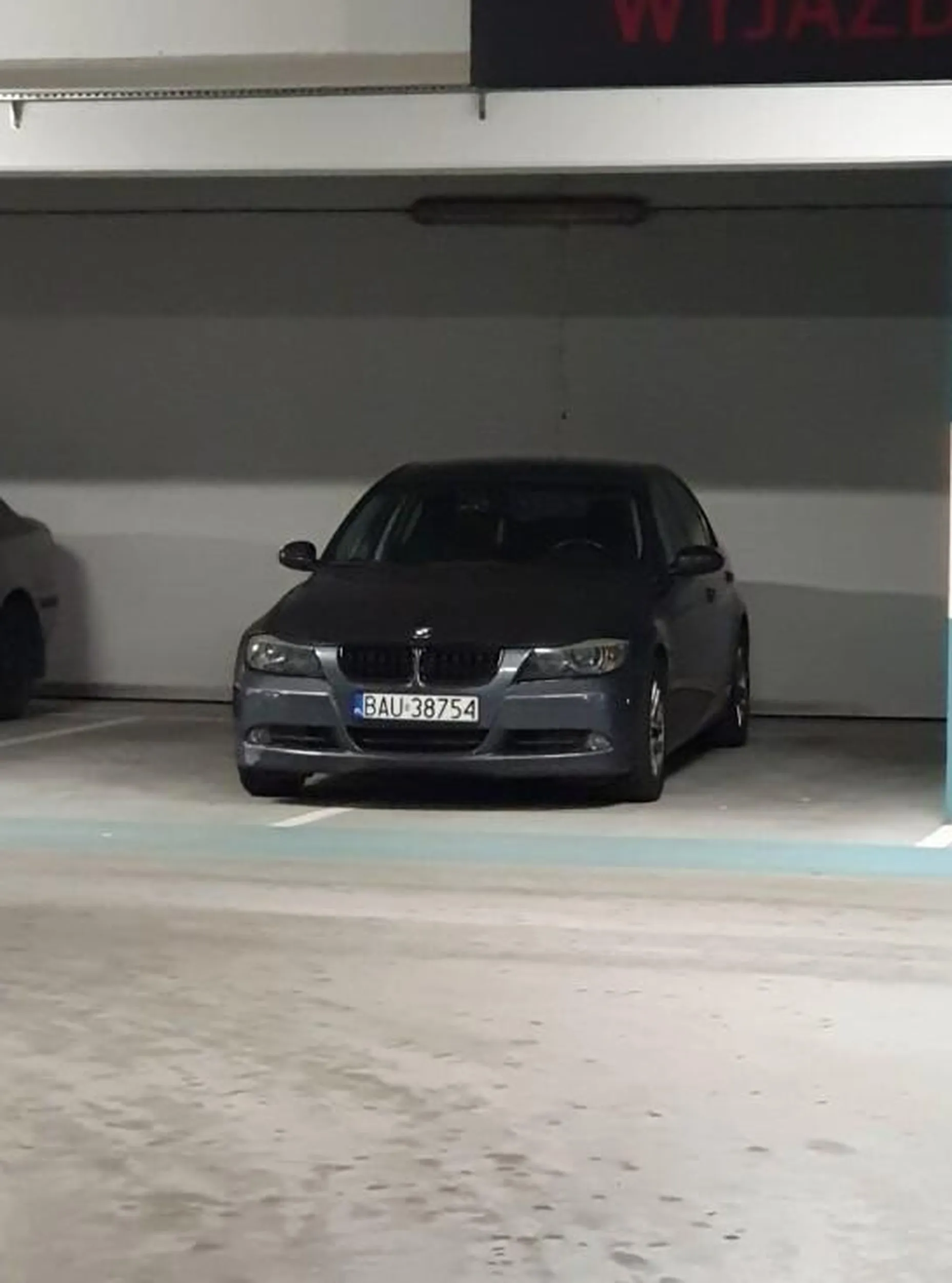 Bardzo Mały Wacek. Zostawie swoje 16 letnie E90 za w dieslu na dwóch miejscach, żeby nikt nie obrysował mojej malowanej i szpachlowanej karoserii.