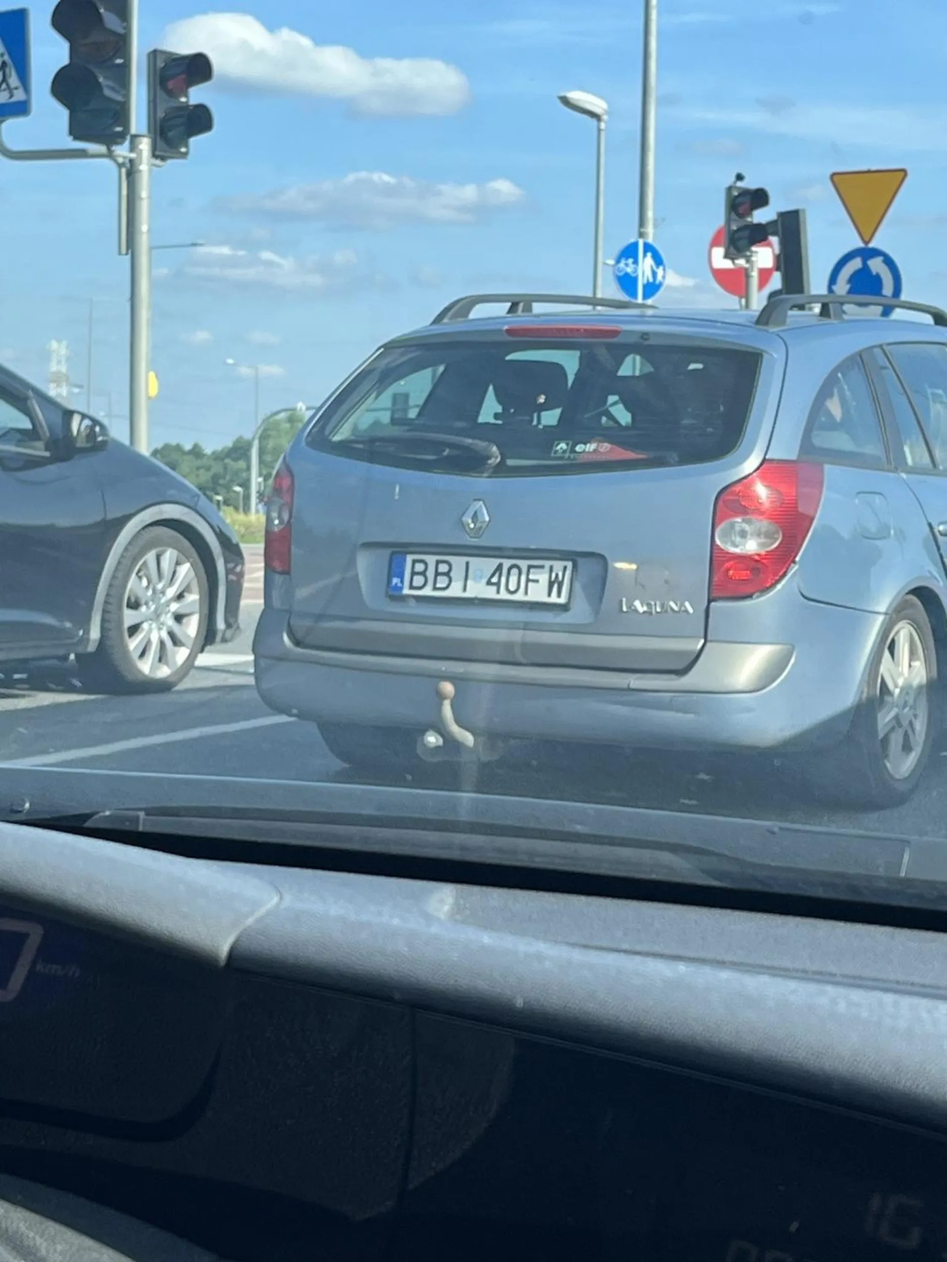 Koledze chyba brakuje bliskości bo nie potrafi zachować dystansu przed poprzedzającym pojazdem.