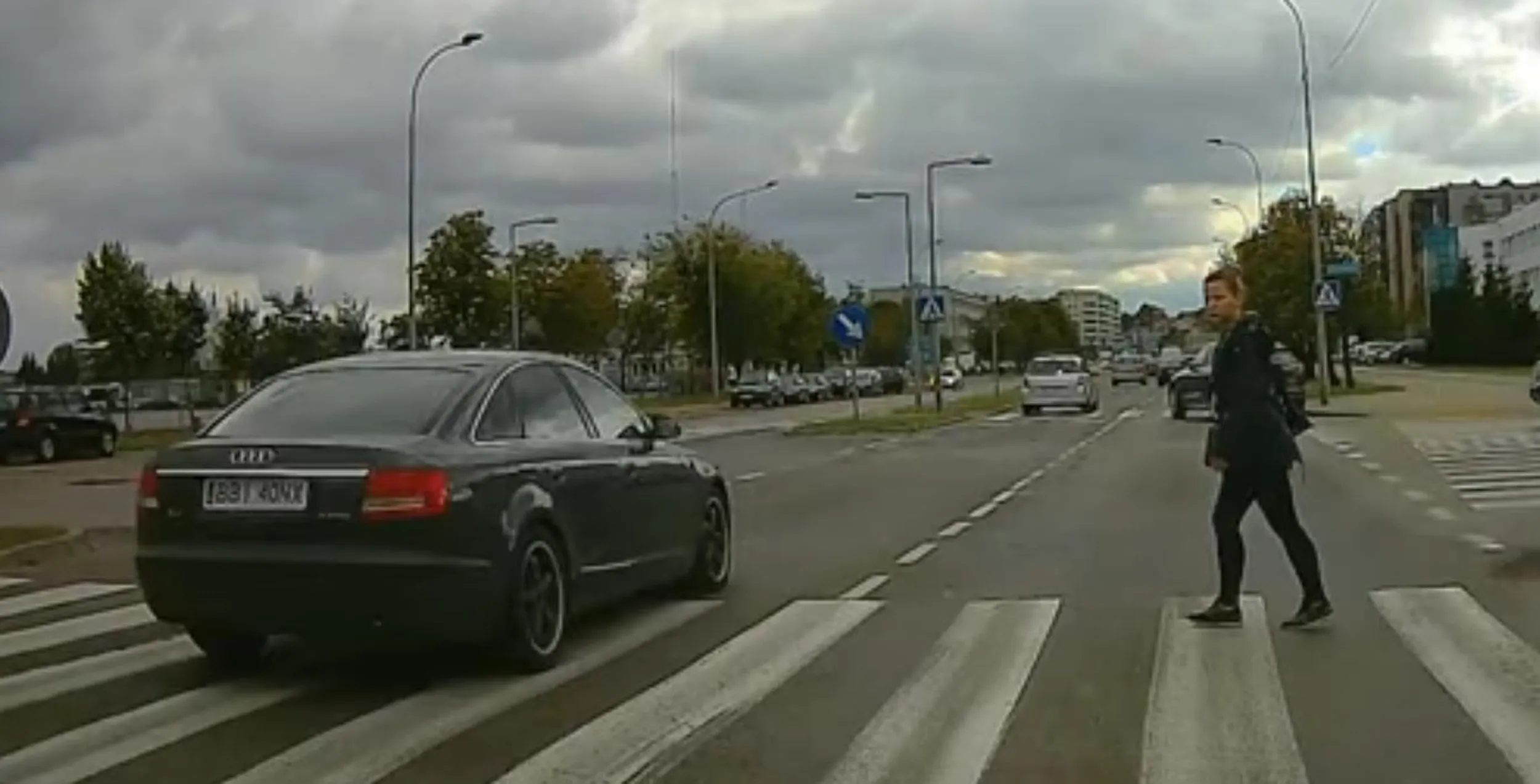 Omija pojazdy, na przejściu dla pieszych, nie ustępuje pierwszeństwa pieszym na przejściu. To będzie jakieś 2500zł