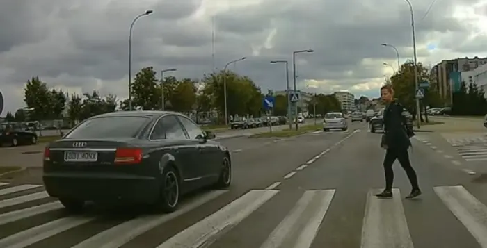 Omija pojazdy, na przejściu dla pieszych, nie ustępuje pierwszeństwa pieszym na przejściu. To będzie jakieś 2500zł