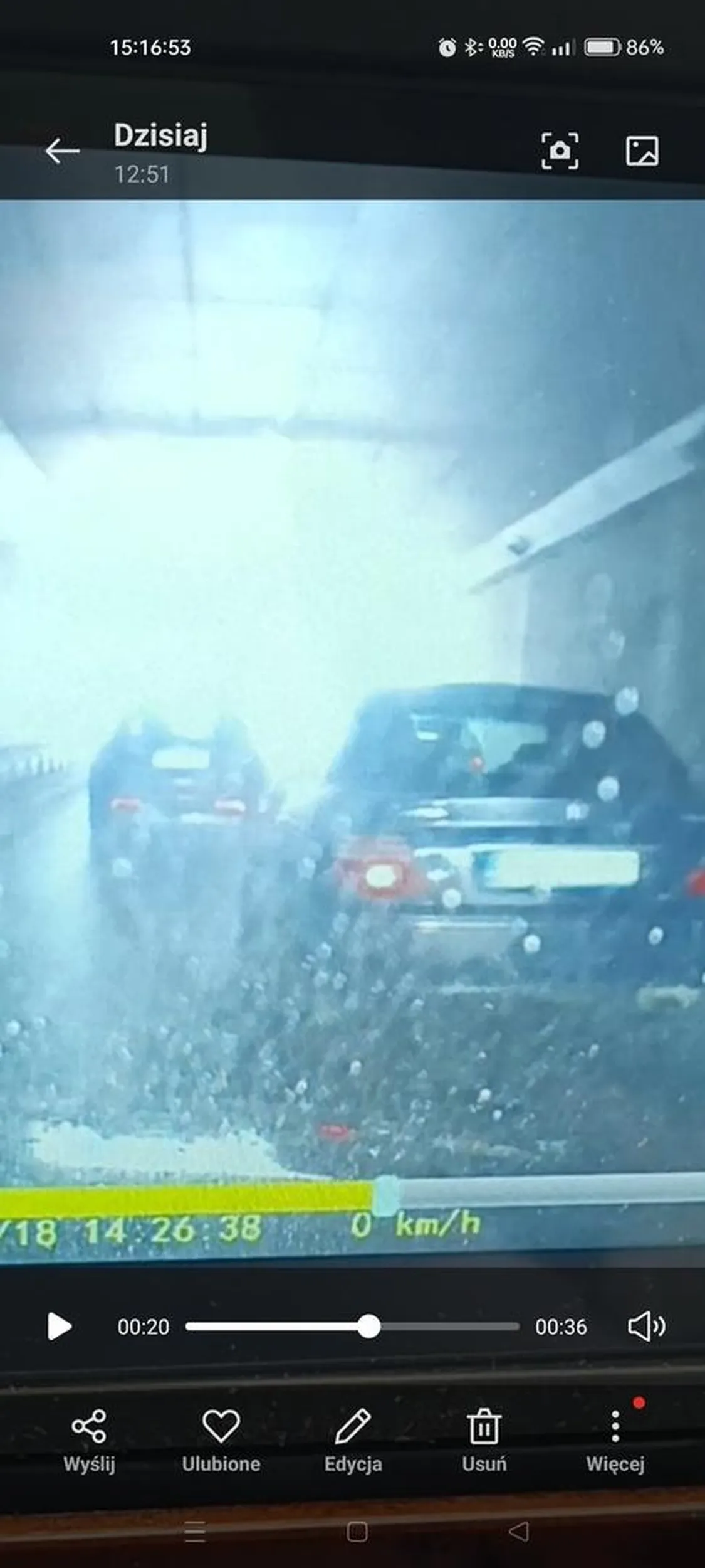 Jakiś samobójca wjeżdza prosto pod pojazd, na klakson żadnej reakcji, może przydało by się zrobić badania zwłaszcza na głowe...