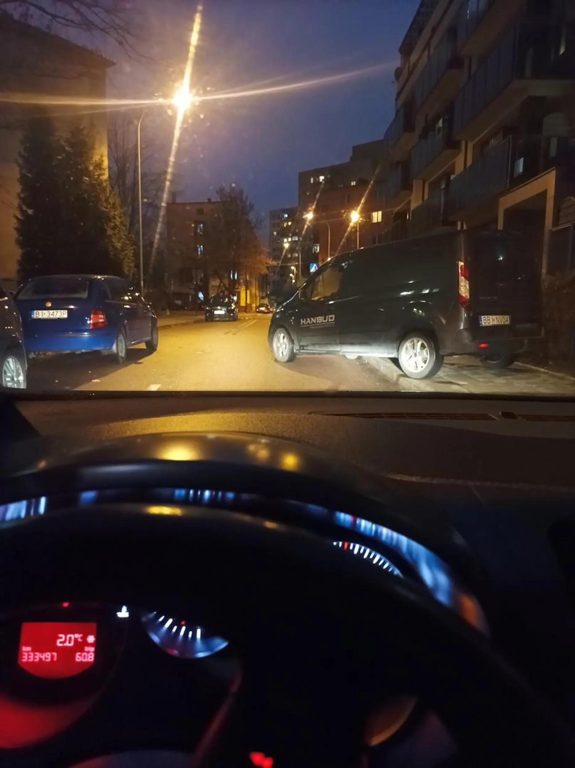 Blokuje całą ulicę