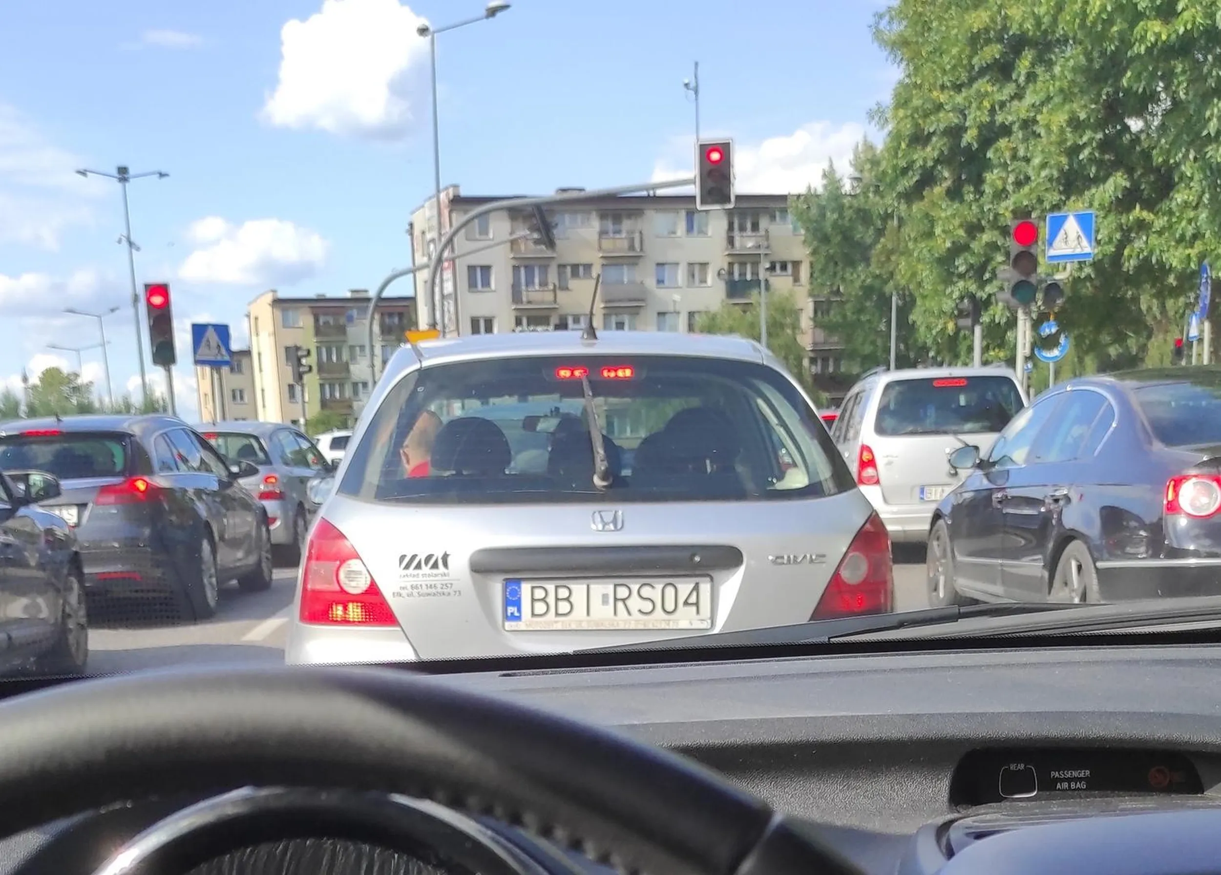 Bezsensowne hamowanie co przejście dla pieszych i jechał lewym pasem jak miał wolny prawy