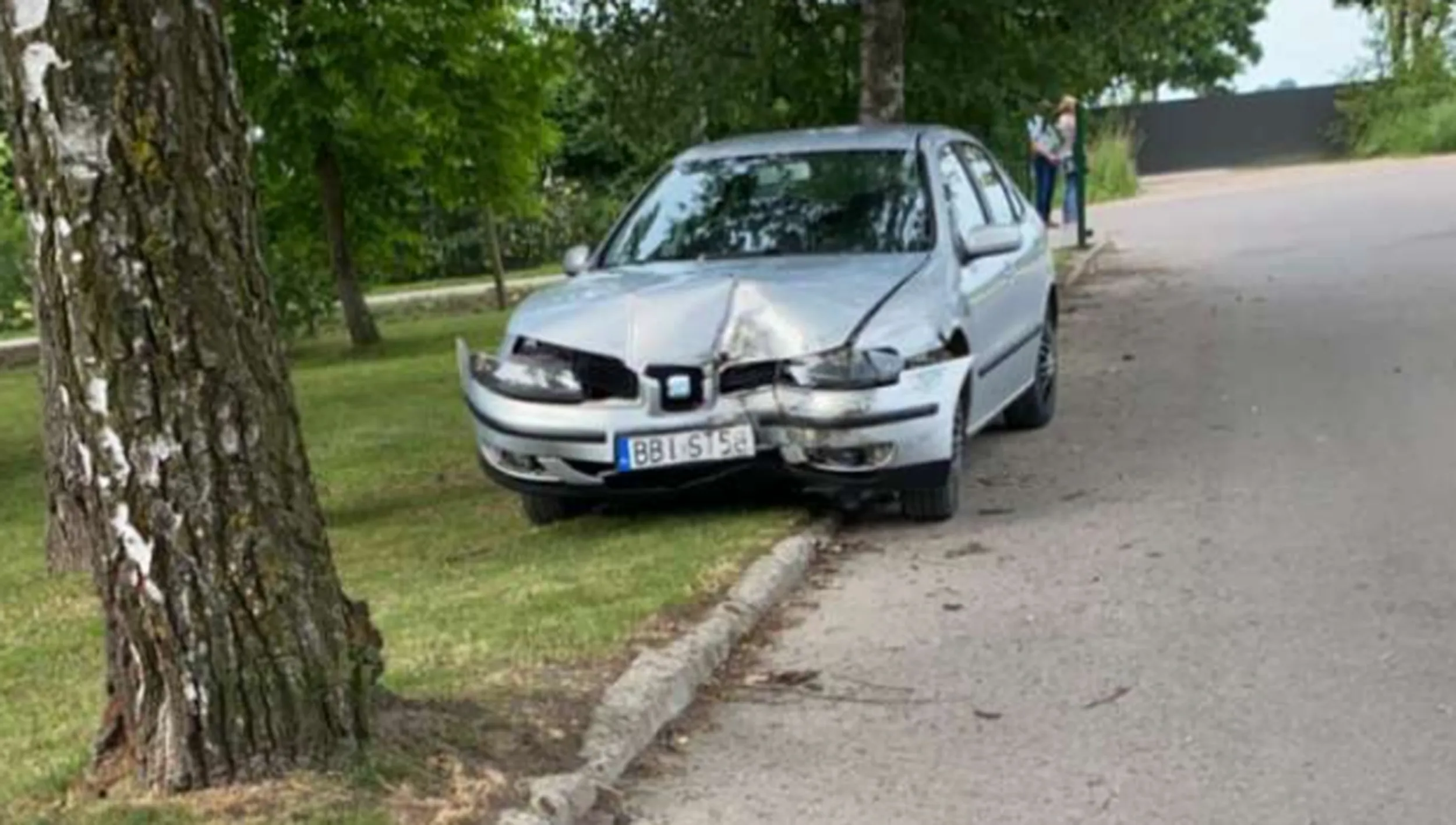 Kierowca stwarza ogromne zagrożenie na drodze, jeździ nieumiejętnie. Bez instruktora jazdy u boku powoduje wypadki.