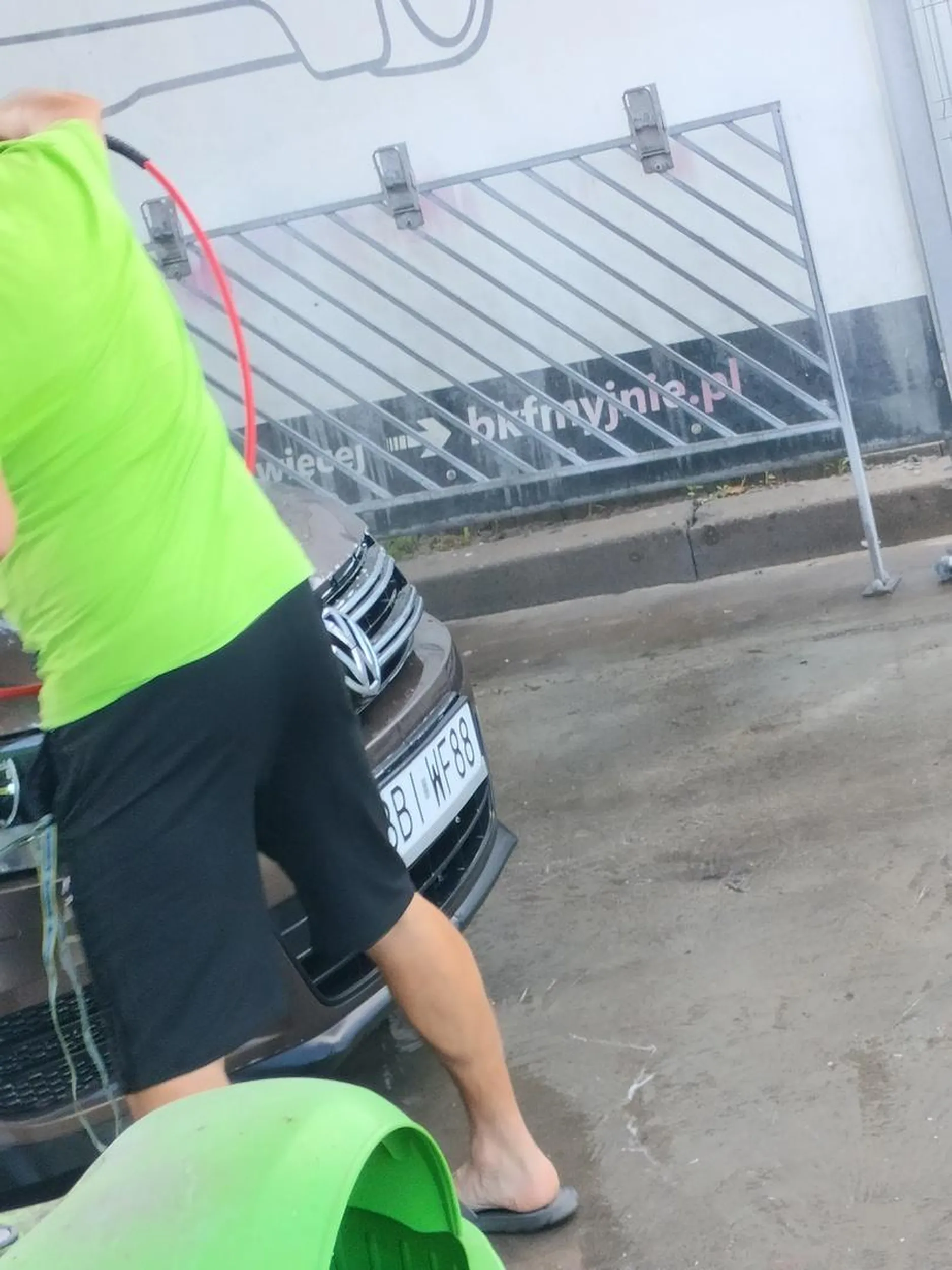 Czekając na wolne miejsce na myjnię 50m od stanowiska ma pretensje że ktoś przed nim zajął stanowisko. Następnie wjeżdżając pod prąd (kierunek okreslają znaki na myjni) ma pretensje że on czekał na te miejsce i wyzywając robi zdjęcia.