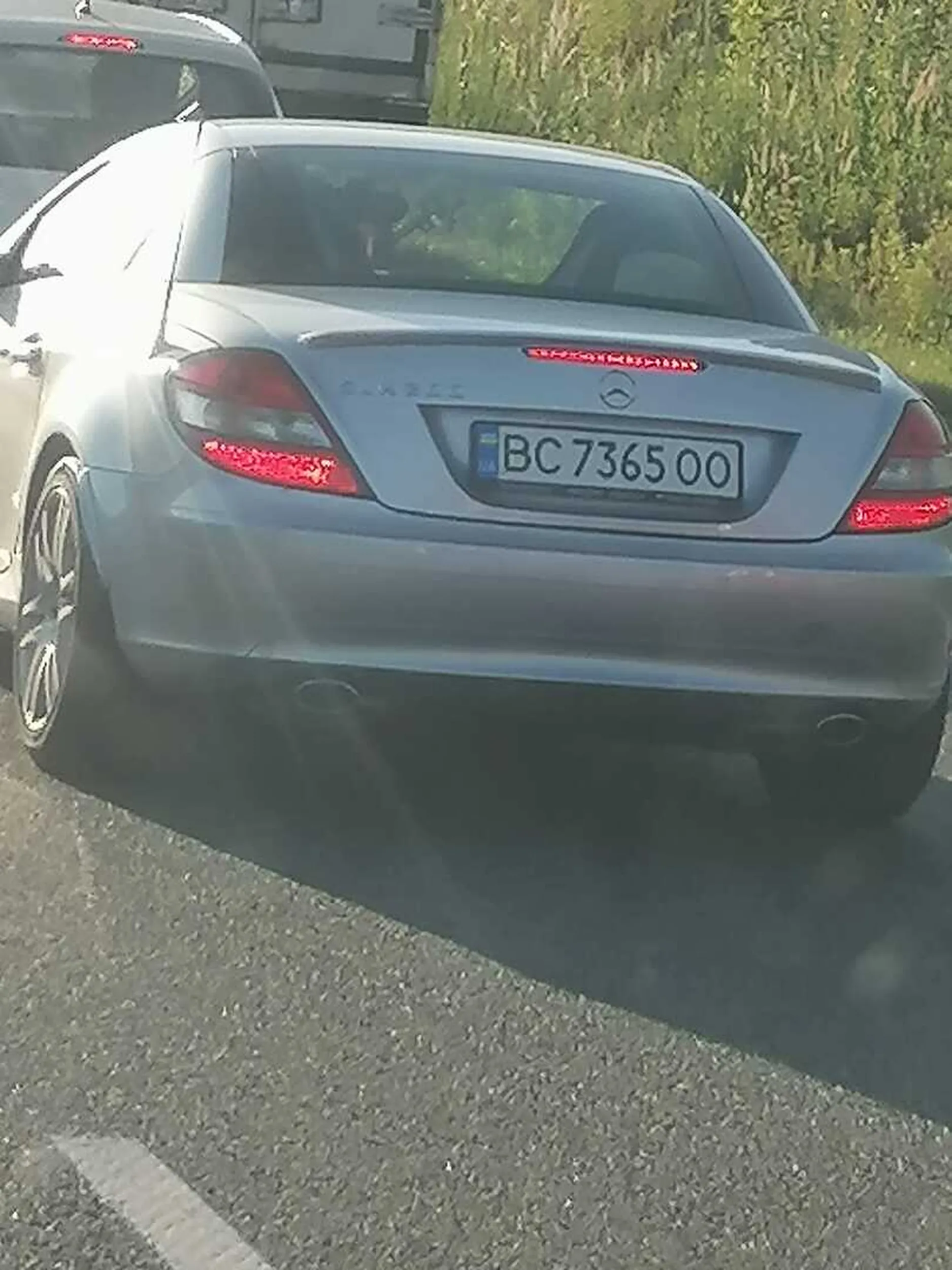 Uwaga na biednych uchodźców - walą korytarzem życia, na A4 myślą że to dla nich.