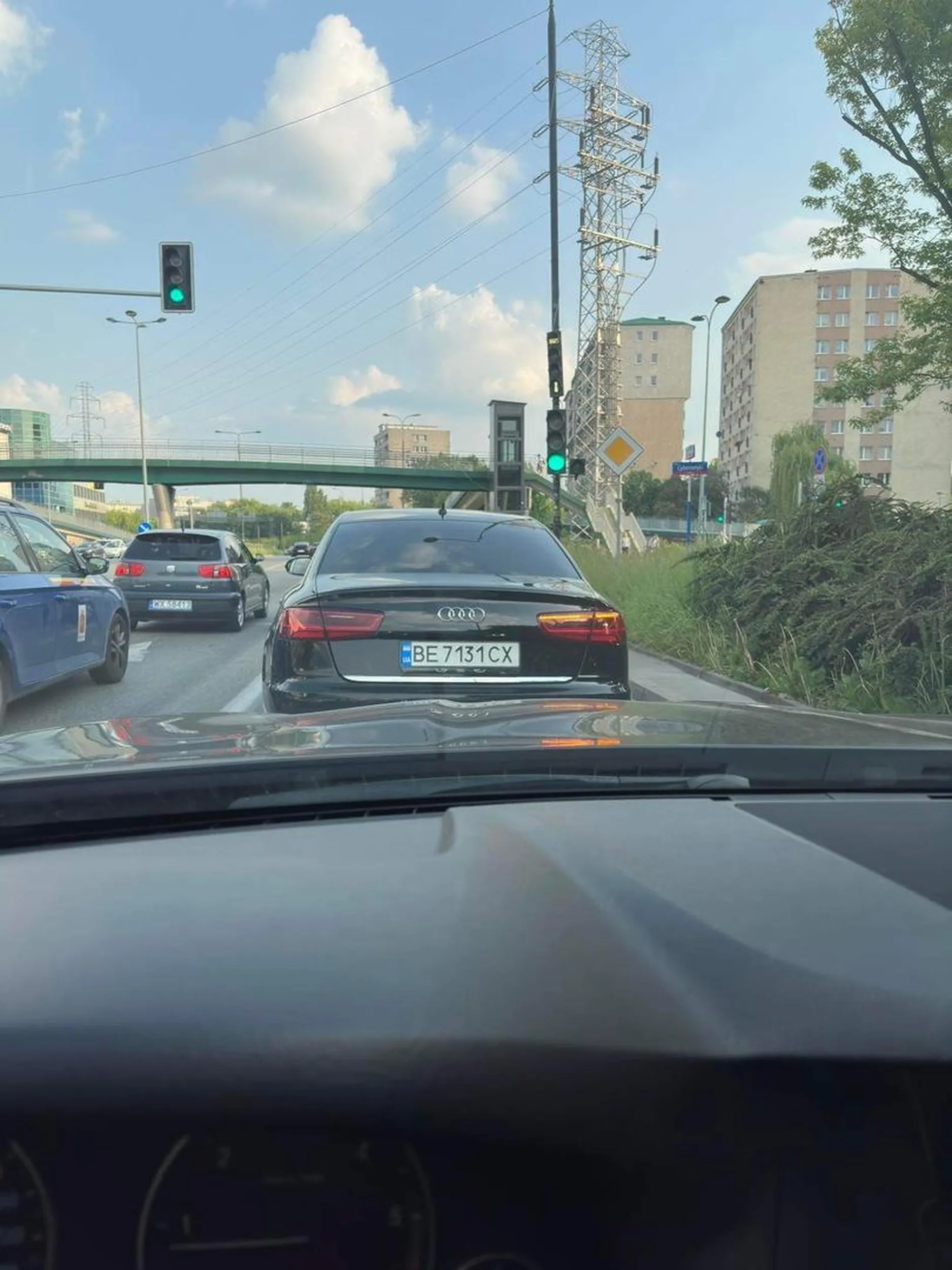 zmienia po kilka pasów na raz, nie używa kierunkowskazów, wymusza, wciska się i skręca w ostatniej chwili