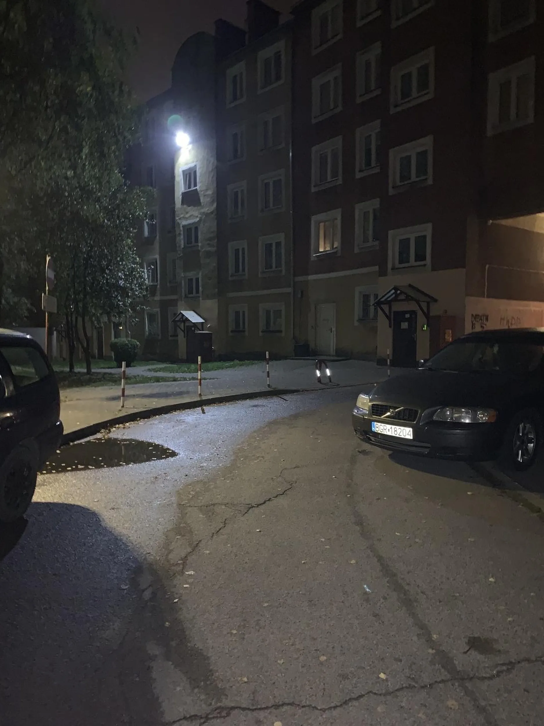 Idioci, nie umieja parkowac. Niestety tego drugiego nie zrobilem