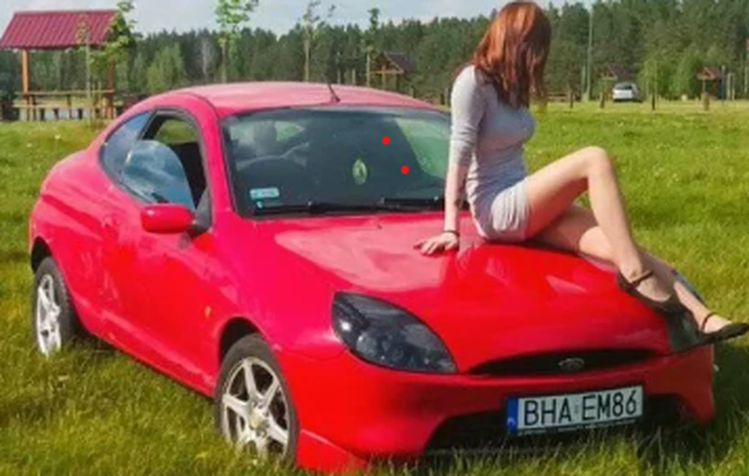 Naucz sie kierowac, wymusila pierwszenstwo a gdy trabnalem, zaczela hamowac i chciala wymusic odszkodowanie. potem widzialem ja jak zaparkowala na srodku mojego pola