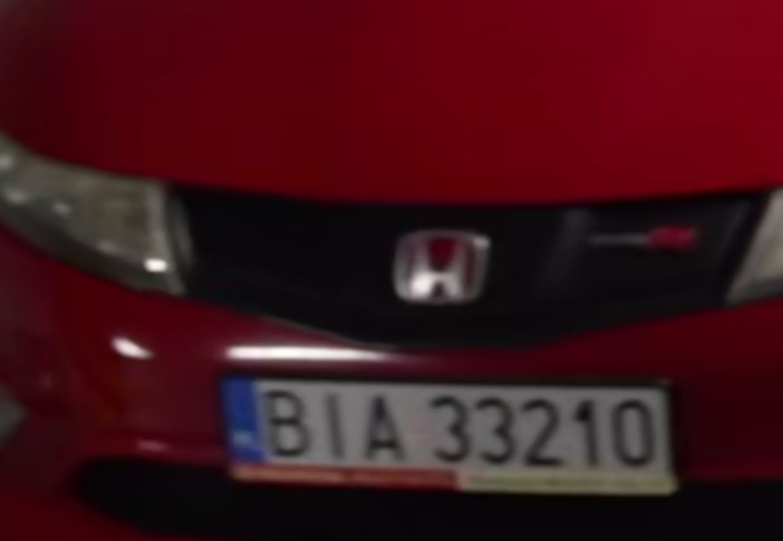 Nie zwaza na znaki drogowe. Bardzo nieostrożny i szybki