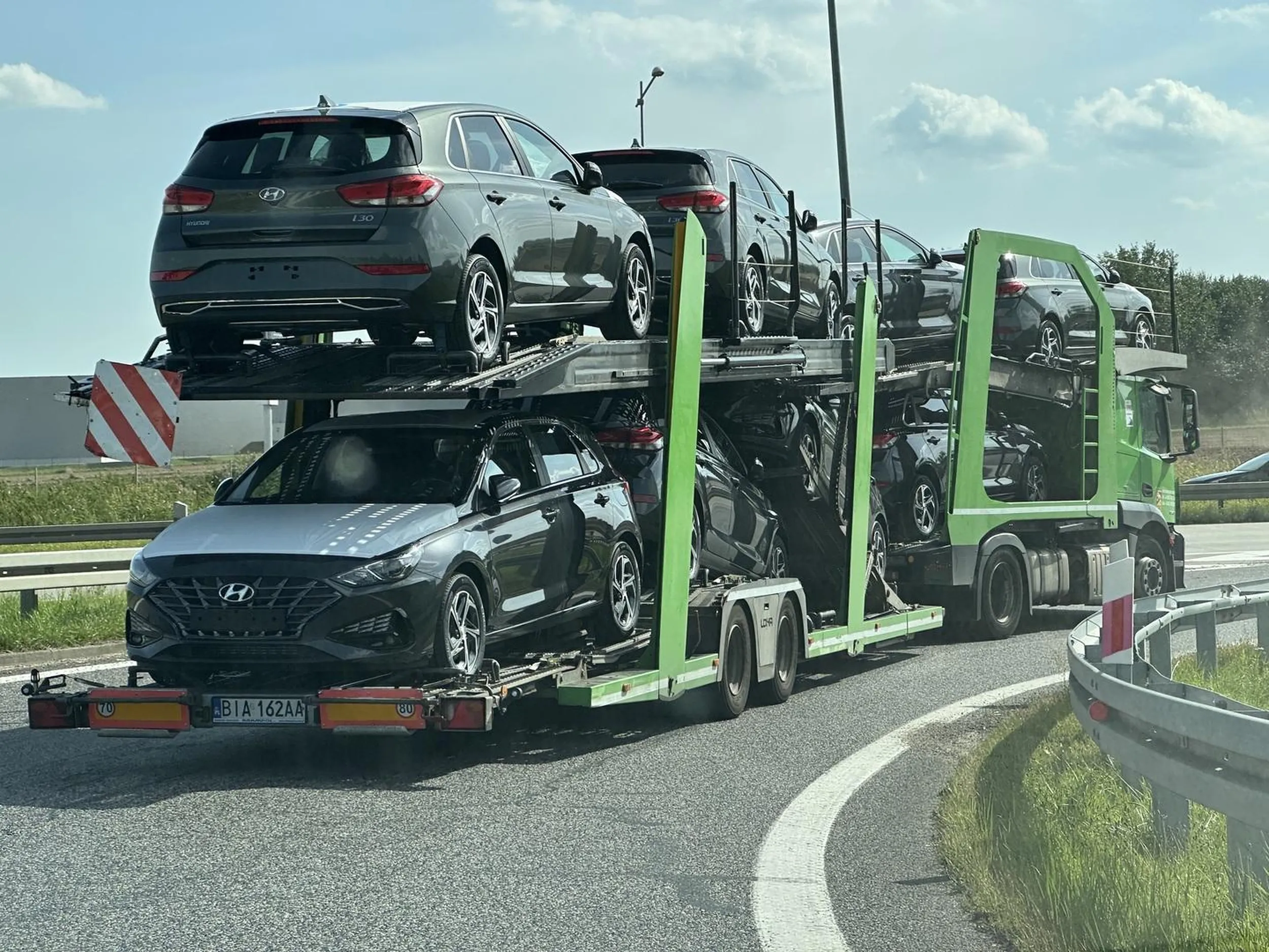 Kretyn pomylił zjazdy i cofał przed wjazdem na autostradę