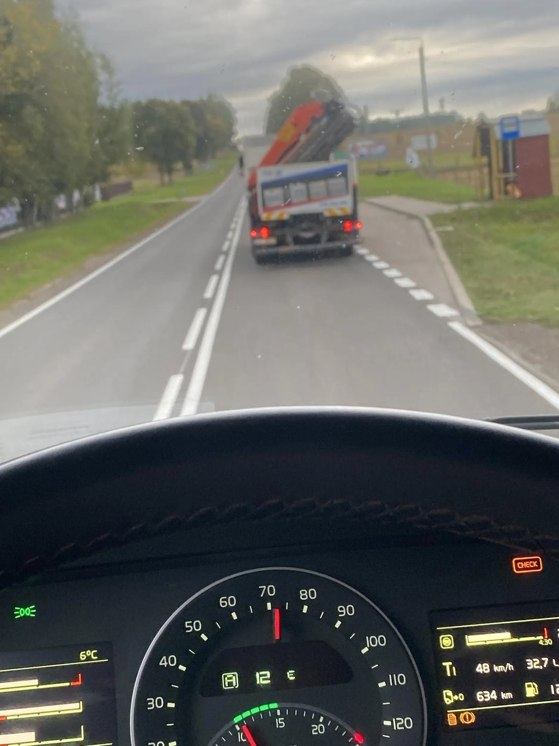 Kierowca z RakBud spowalnia ruch jedzie ledwo 75 a za nik sznur ciężarówek…