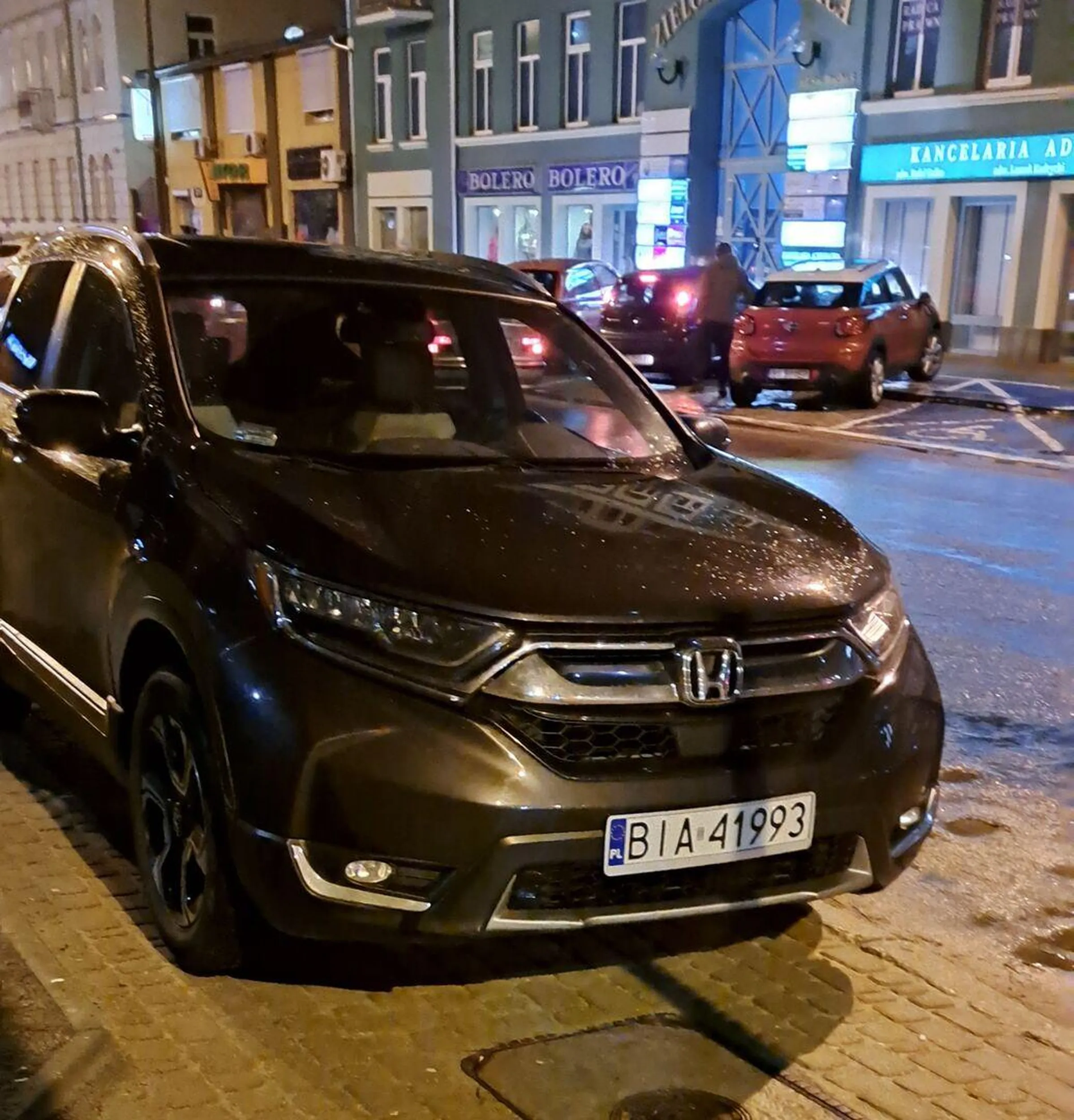 2023.03.31 20:22:47 Mistrzu parkowania...zostawiłeś chociaż jeden metr aby piesi mogli przejść ? NIE! było może max 10 cm...naucz się parkować odpowiednio...bo musisz zostawić Co Najmniej 1m dla pieszych a nie te 10 cm aby przeszli...żal.pl mi ciebie