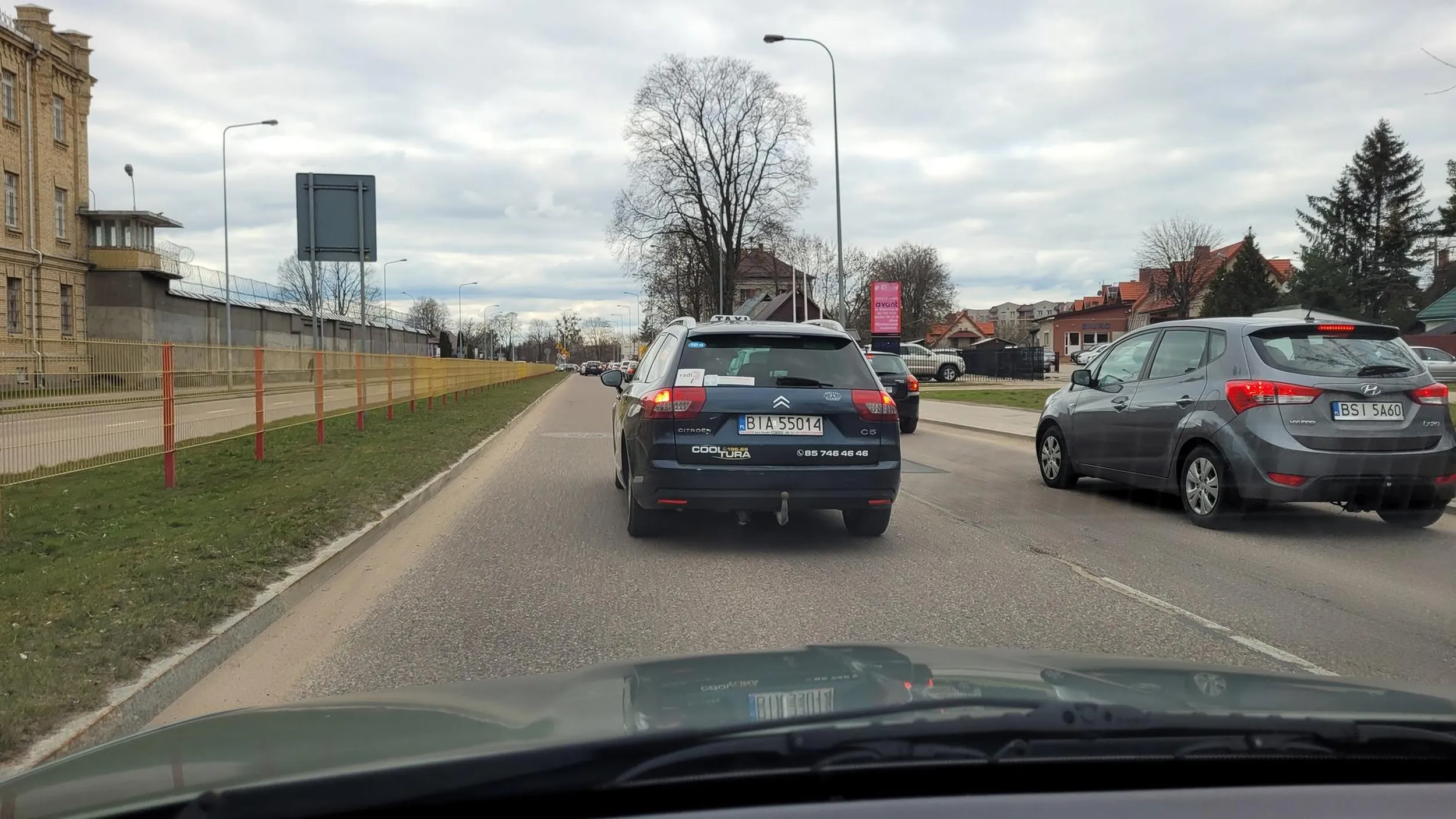 Zasrany szeryf na drodze, tylko utwierdził moje przekonanie o przedstawicielach tego zawodu. Wyjechał z prawego pasa bez ostrzeżenia pół kilometra przed zwęrzeniem i jechał 5km/h żeby zablokować ruch.