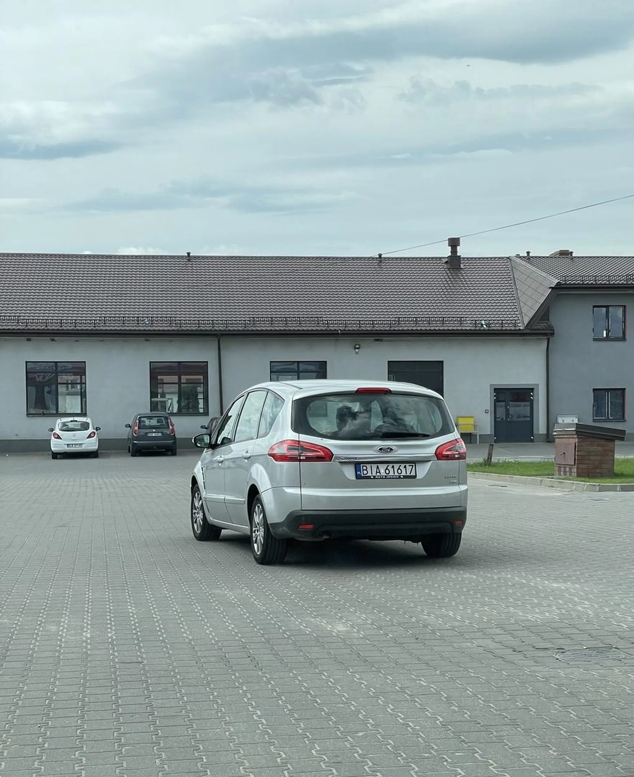 Agresywny kierowca - wjeżdża na ronda z prędkością przekraczającą 100 km/h - spycha kierowcę jadącego prawidłowo swoim pasem ruchu.