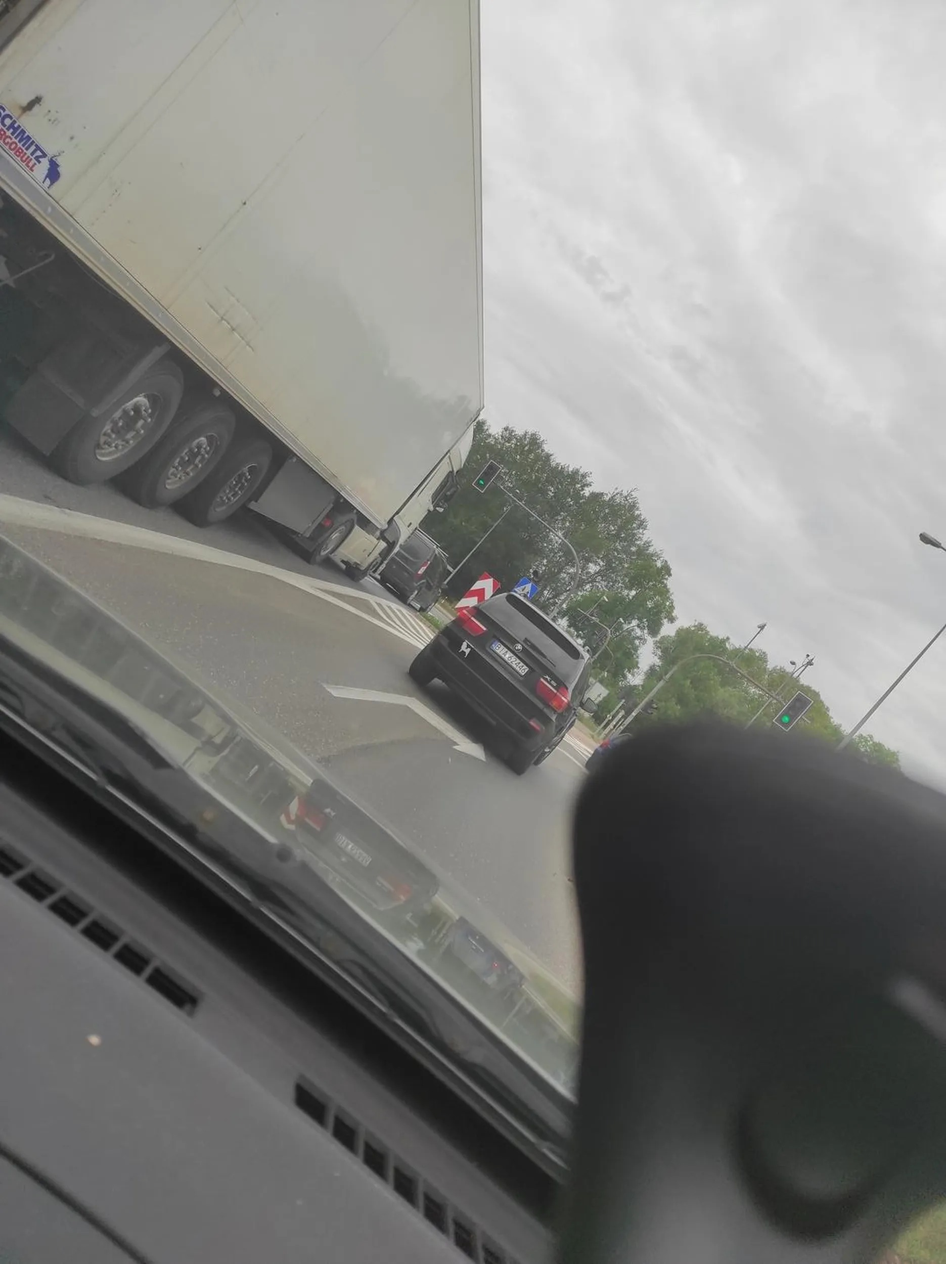 Tej Pani tak bardzo się spieszyło do McDonalda że wyprzedziła 3 samochody uniemożliwiając im wyjazd, przekraczając linie ciągła na pasie który włącza się do ruchu