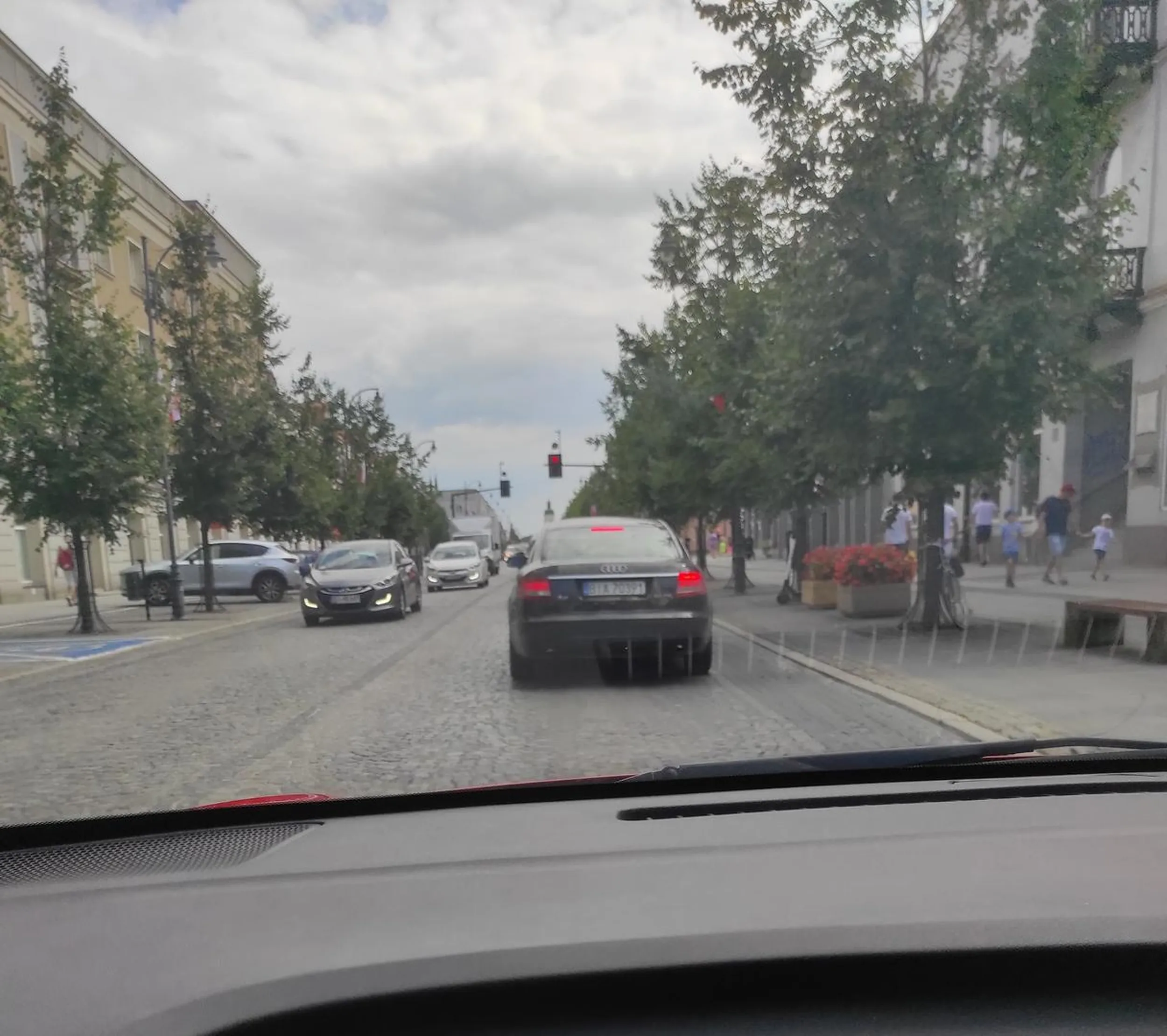 Śmieciarz wyrzuca pety przez okno