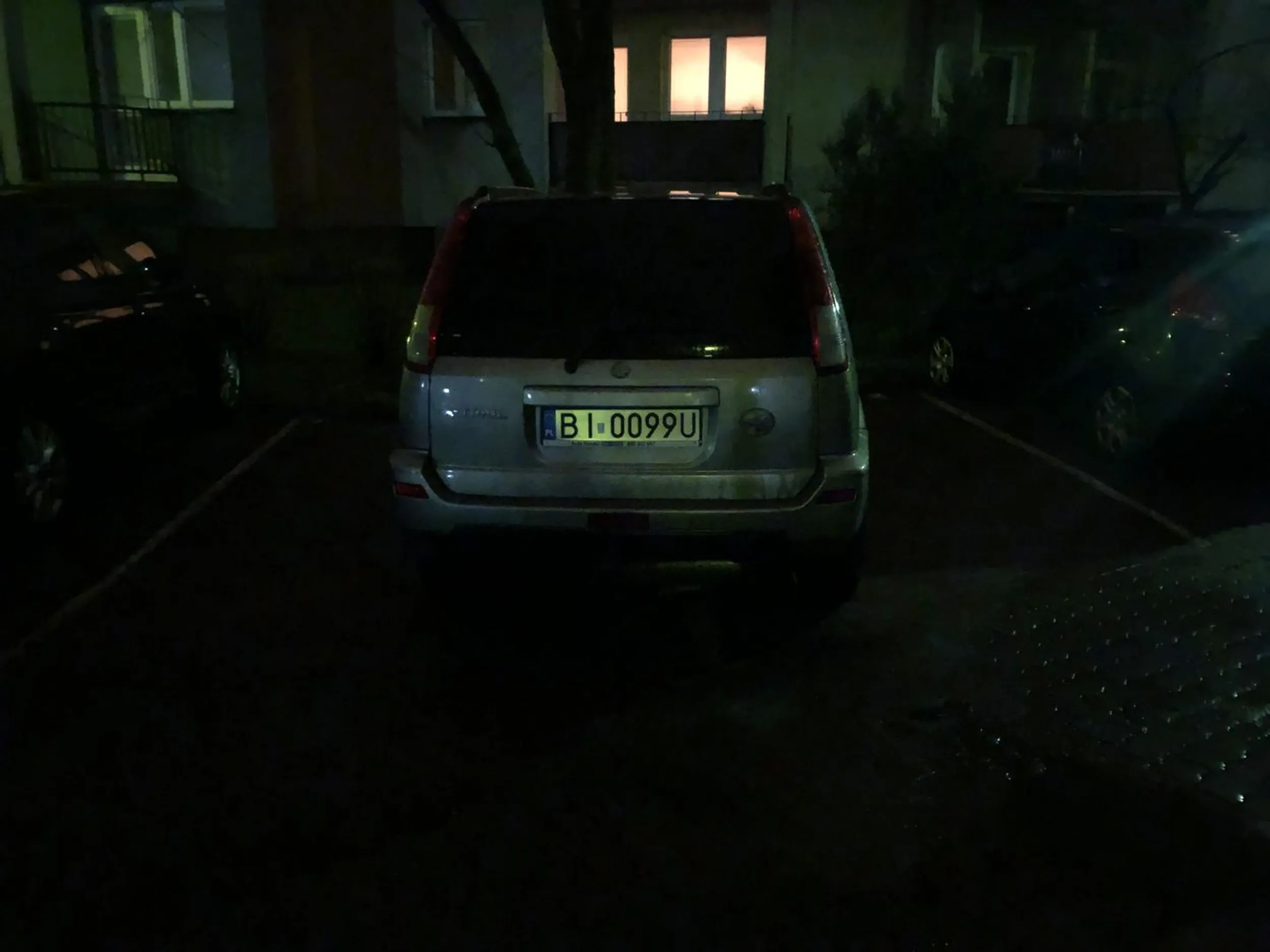 Świetne parkowanie na dwóch miejscach parkingowych można uczyć się od mistrzów kierownicy