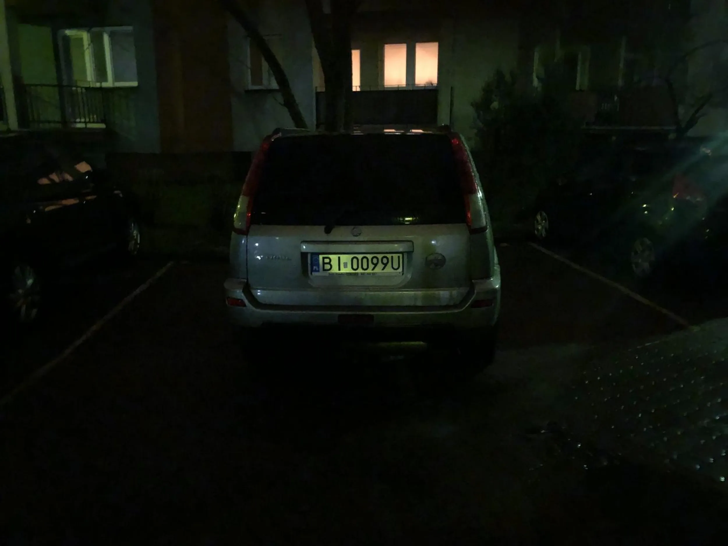 Świetne parkowanie na dwóch miejscach parkingowych można uczyć się od mistrzów kierownicy