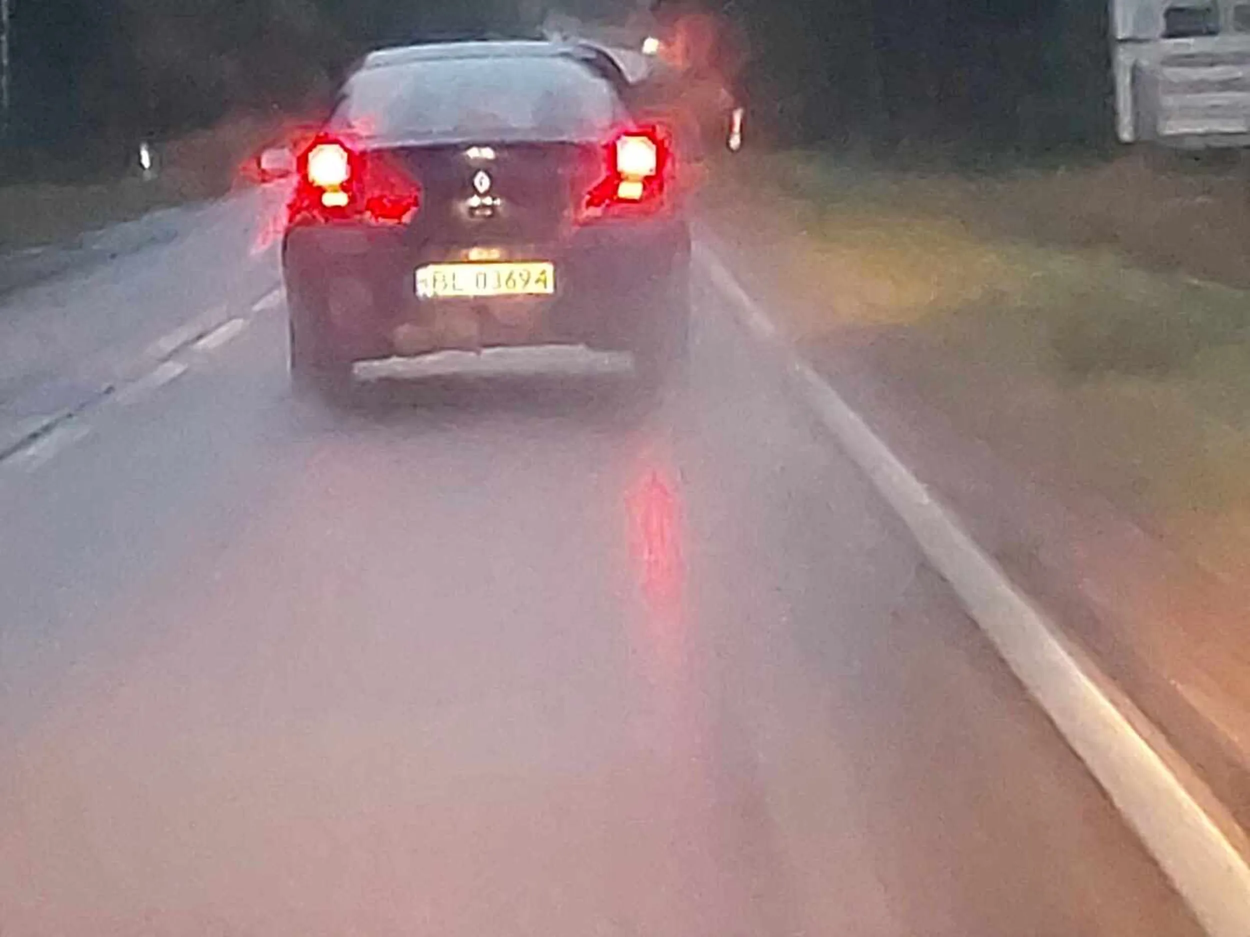 Granatowe reno Thalia 09.23 18:35 Za Wiktorzynem. Cielak chyba nie wie gdzie sie wyrzuca śmieci