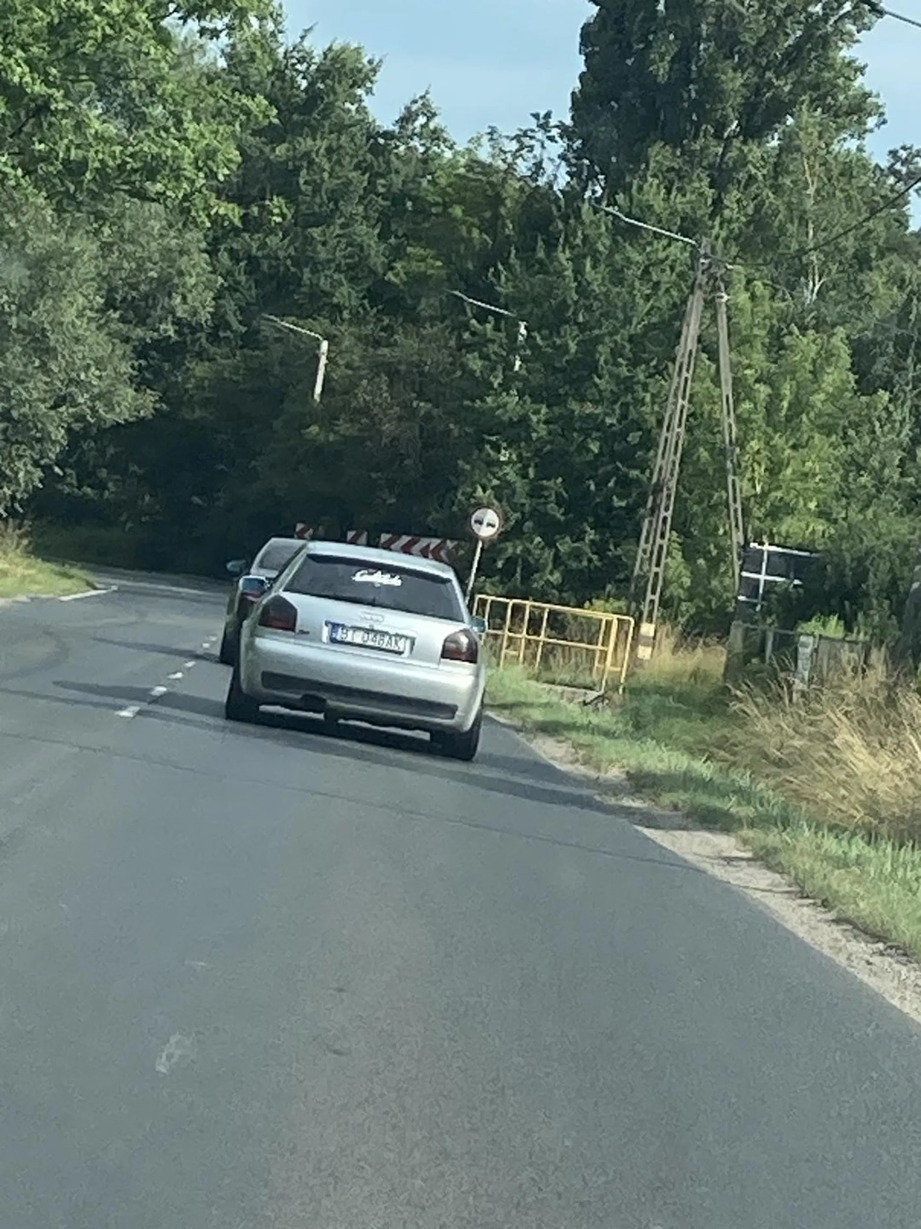 Jakiś zjeb. Najpierw wymusza pierwszeństwo, potem na malutkich dziurach hamuje prawie do zera, a gdy chce go wyprzedzić na torach kolejowych, bo znowu hamuje prawie do zera, to nagle przyspiesza celowo
