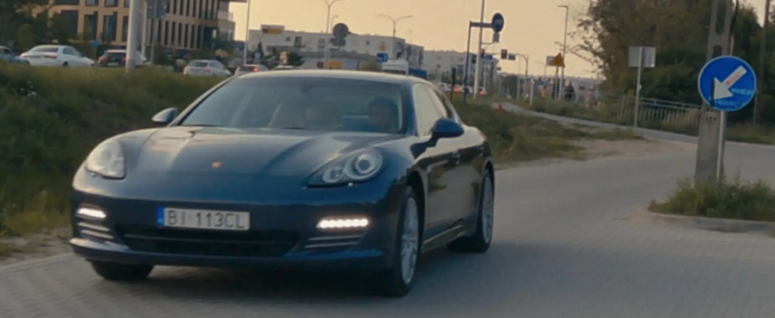 Bardzo niebezpieczna jazda na wąskiej drodze w strefie zamieszkania (ograniczenie 20km/h), bardzo blisko jadących z przeciwka rowerzystów gwałtownie przyspiesza do prędkości około 70km/h.