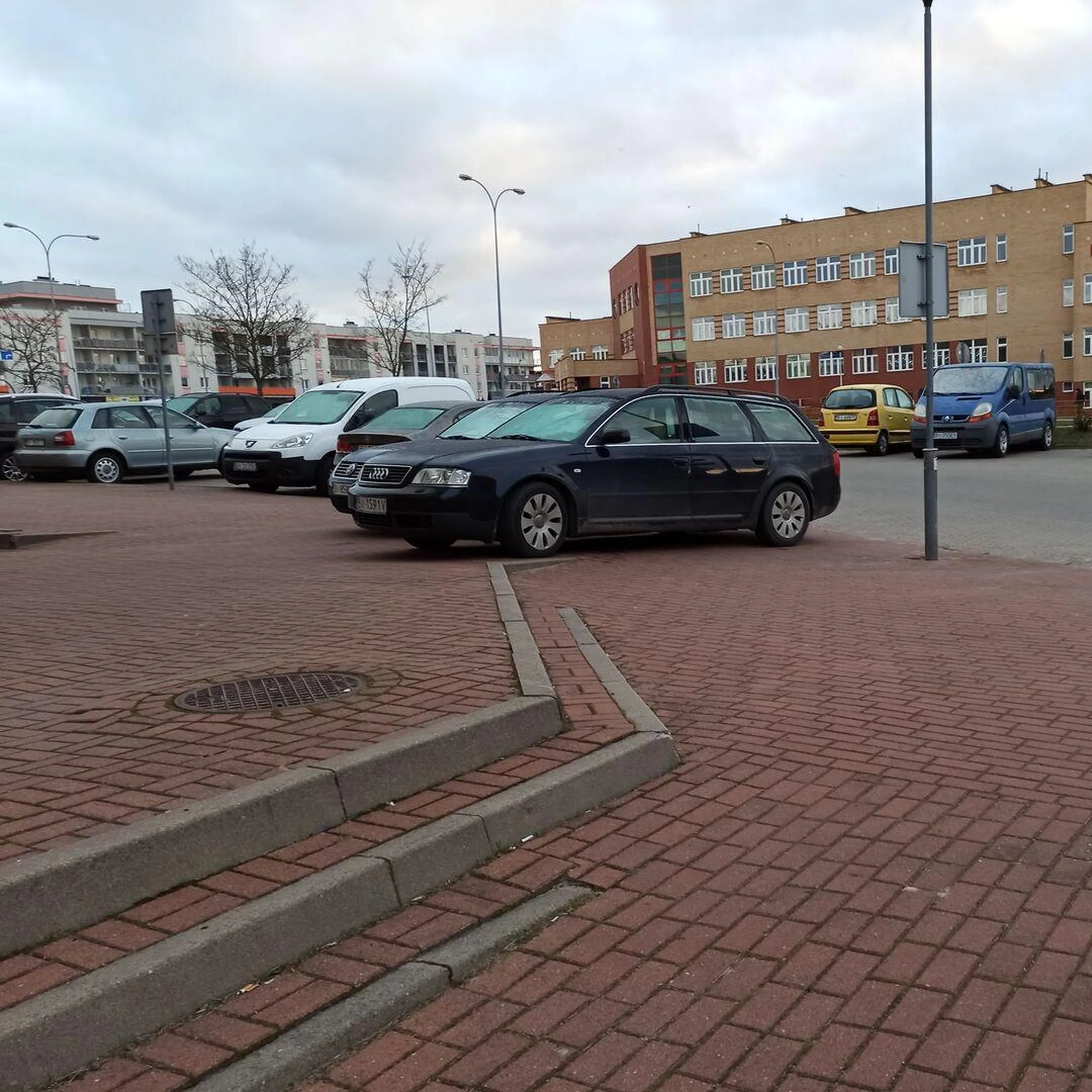 Bezmyślnie parkuje tak, że zostaje tylko skrawek chodnika, w dodatku ze stopniem/krawężnikiem. Jak osoba na wózku inwalidzkim ma tędy przejechać?
