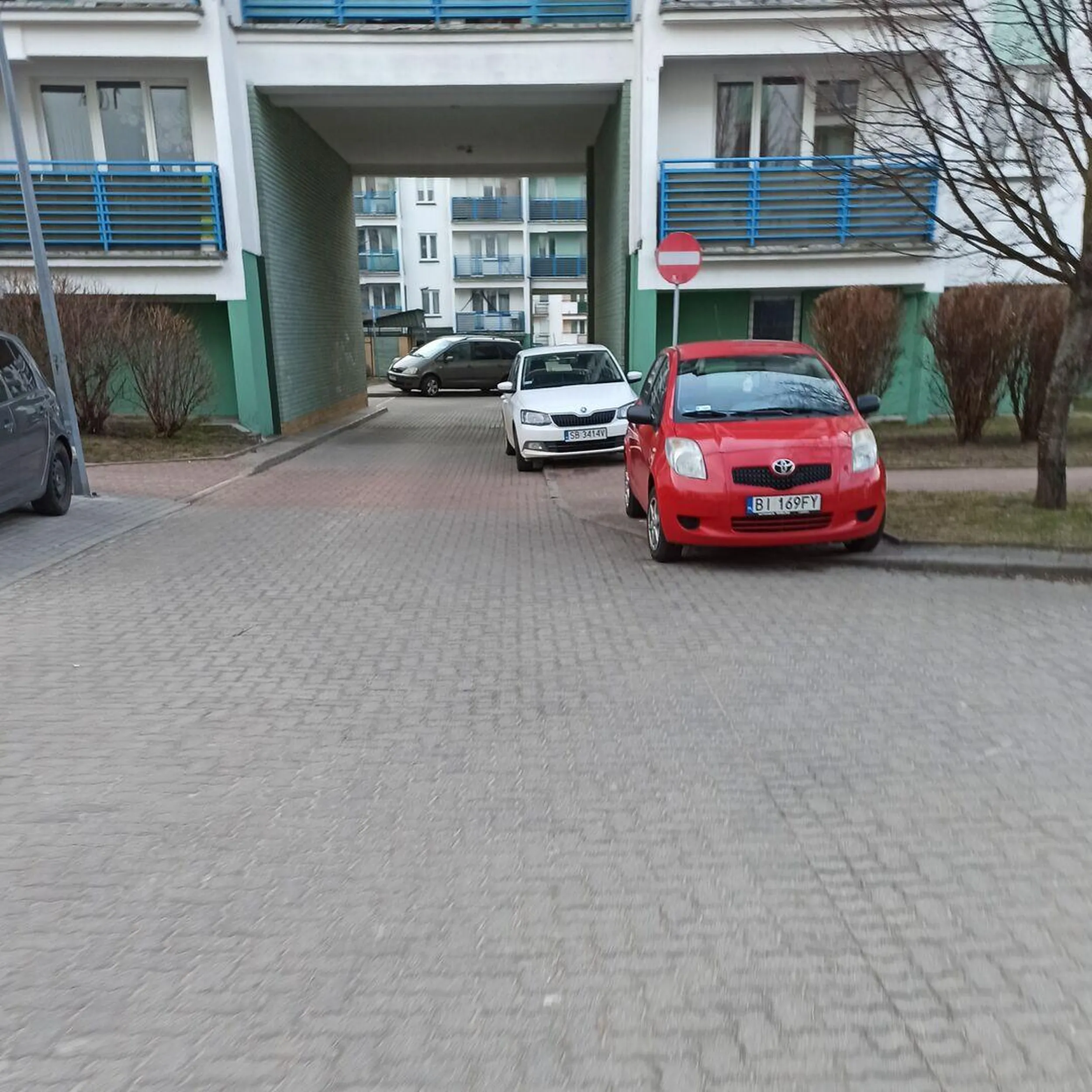 Bezmyślnie parkuje w taki sposób, że nie da się przejść - zastawia cały chodnik.