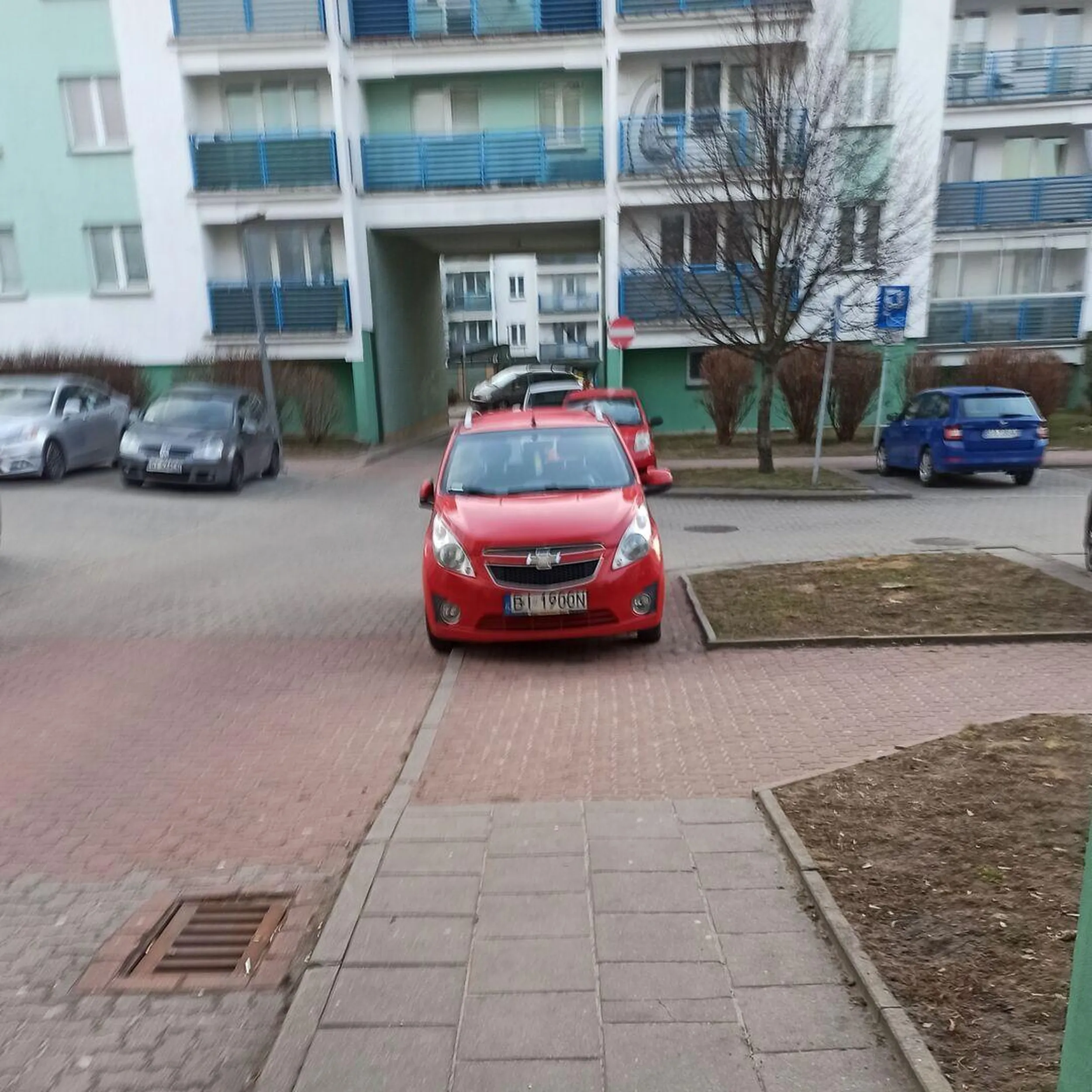 Bezmyślnie parkuje na całym chodniku w taki sposób, że nie da się przejść.