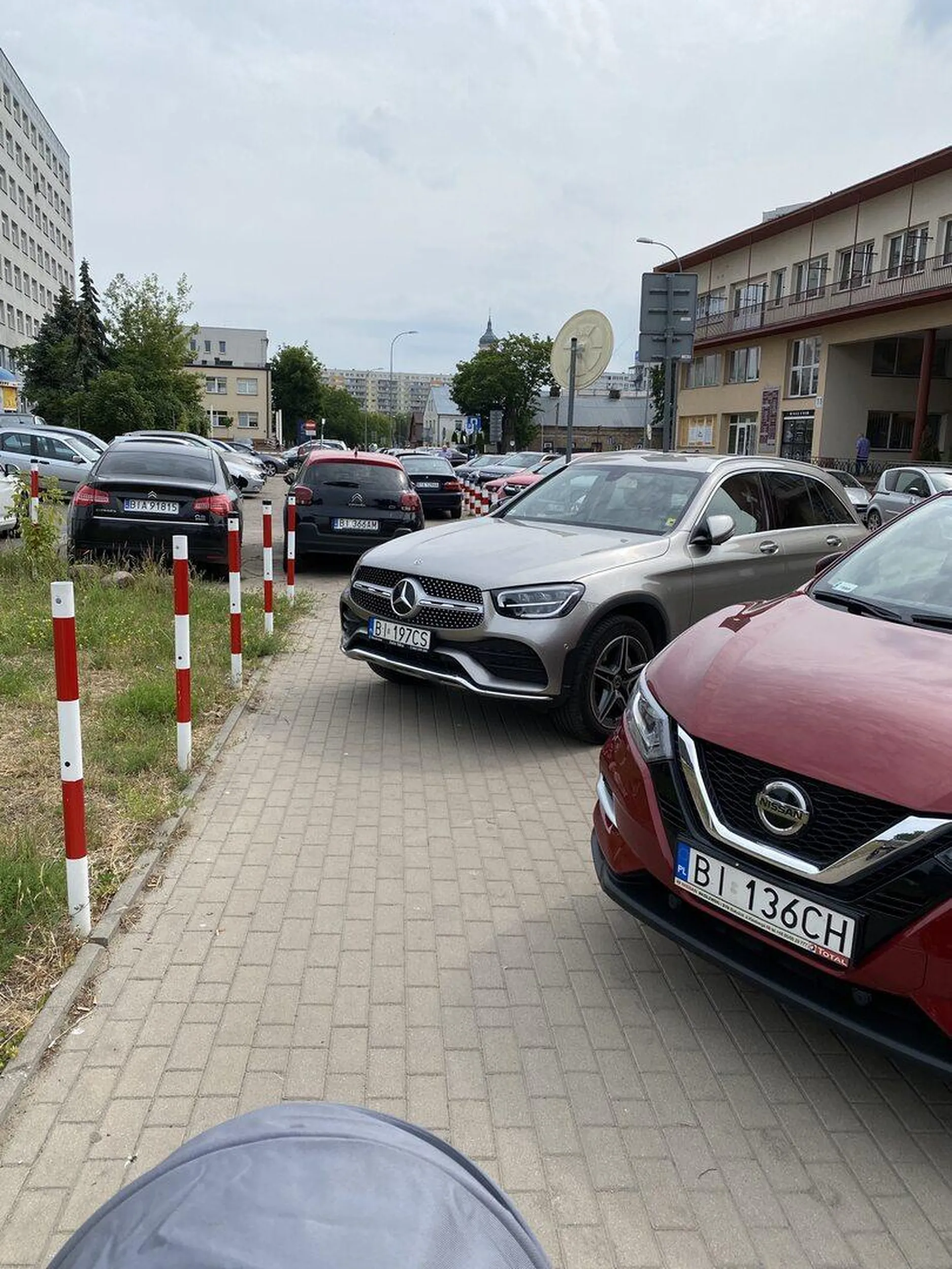 Żona nie mogła przejść z wózkiem, bo panicz nie umie parkować.