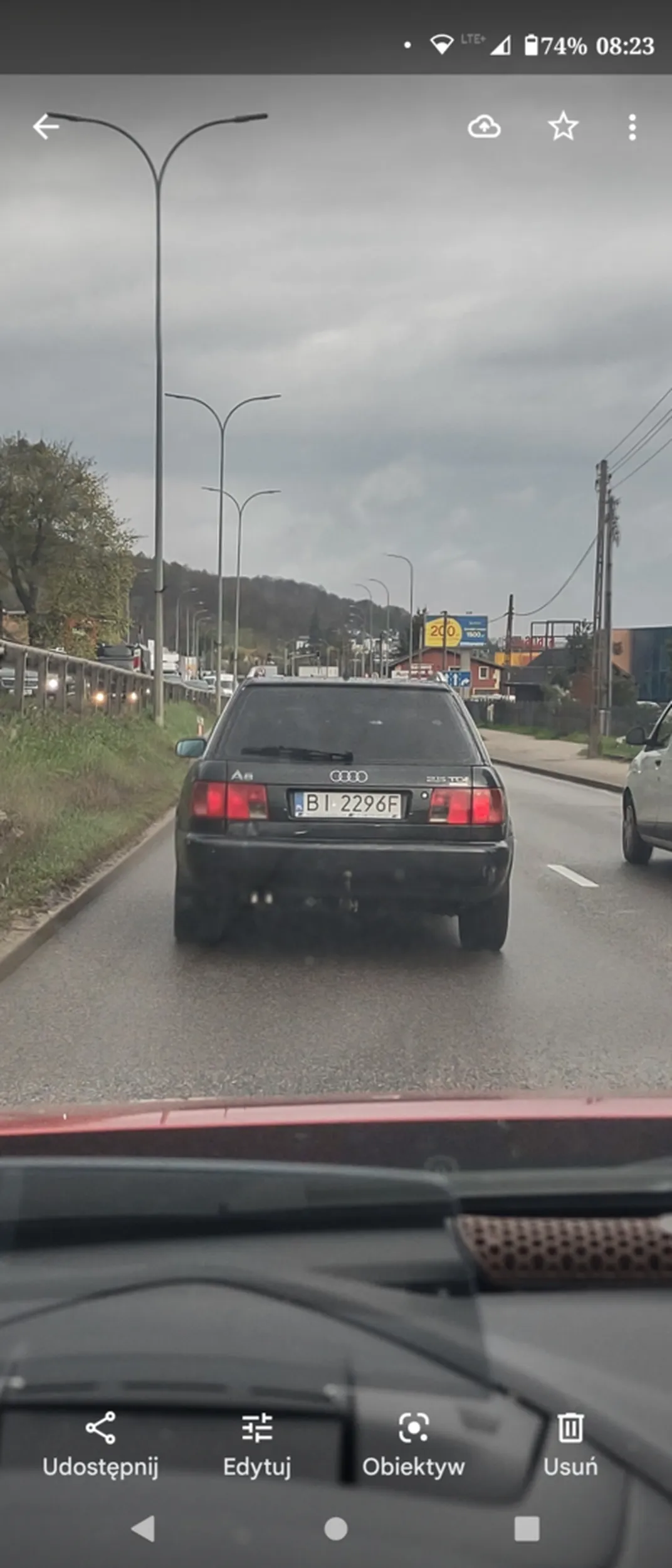 Kierowca prawdopodobnie porusza się pod wpływem środków odurzających, rozmawia przez telefon, jest agresywny, zajeżdża drogę, ostro hamuje, próbuje spychać samochody z drogi. Zgłoszone na policję.