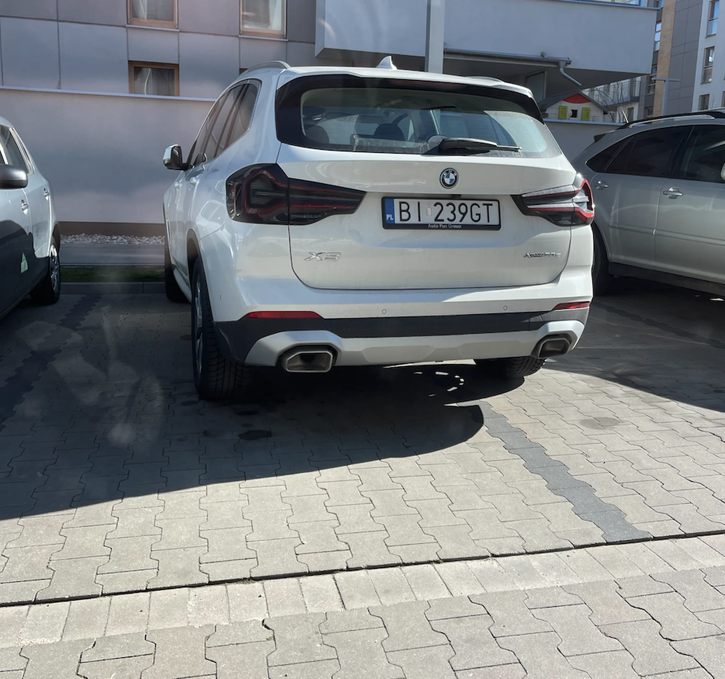 Na osiedlu zawsze jest problem ze znalezieniem miejsca, ludzie kreca sie po osledlu po 10 - 20 min zanim znajda miejsce ale najwyzej ktos tego najwidoczniej nie rozumie i uwaza sie za krola