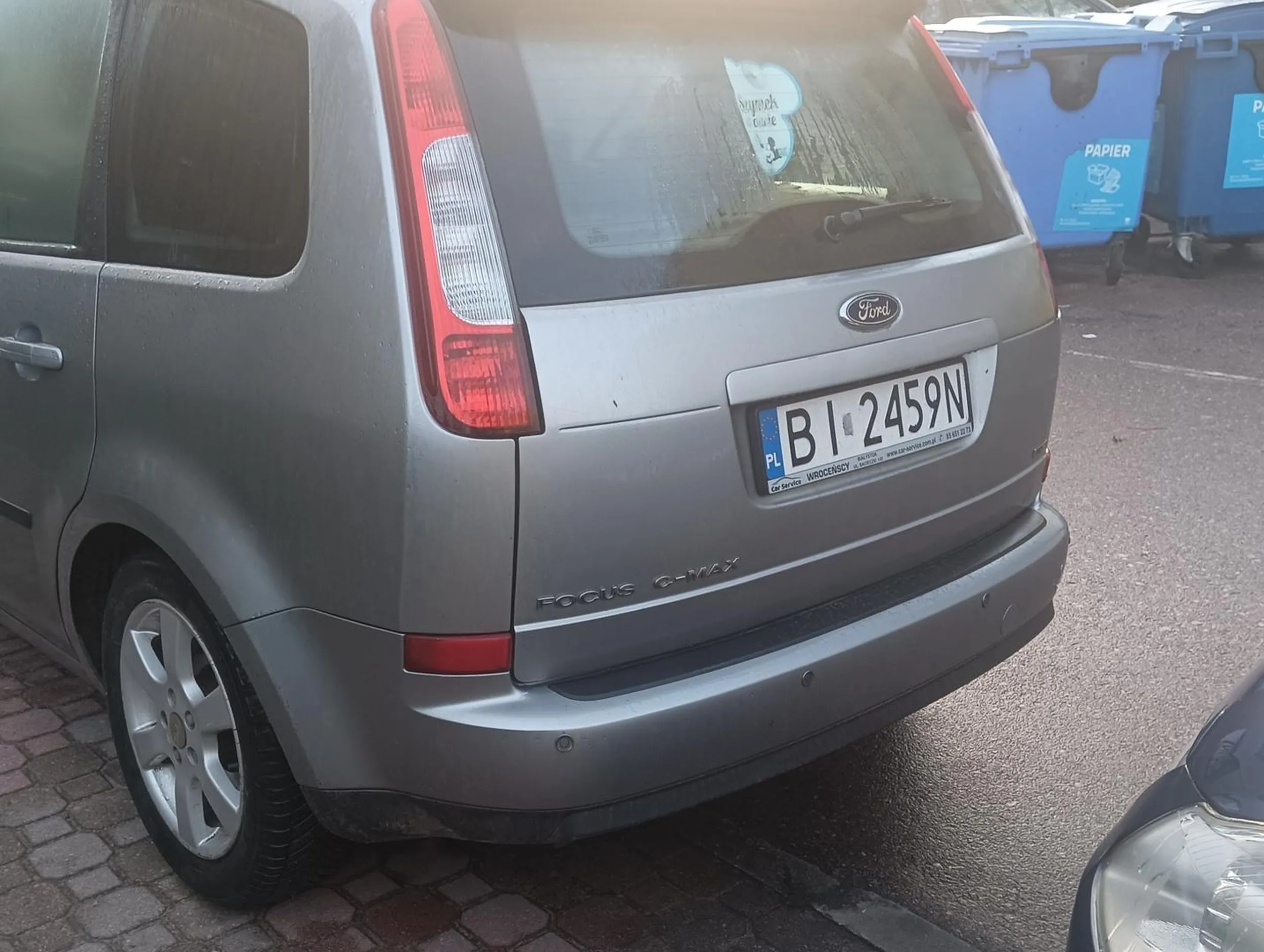 Naucz się parkować! No kto parkuje tak blisko samochodu na parkingu równoległym...