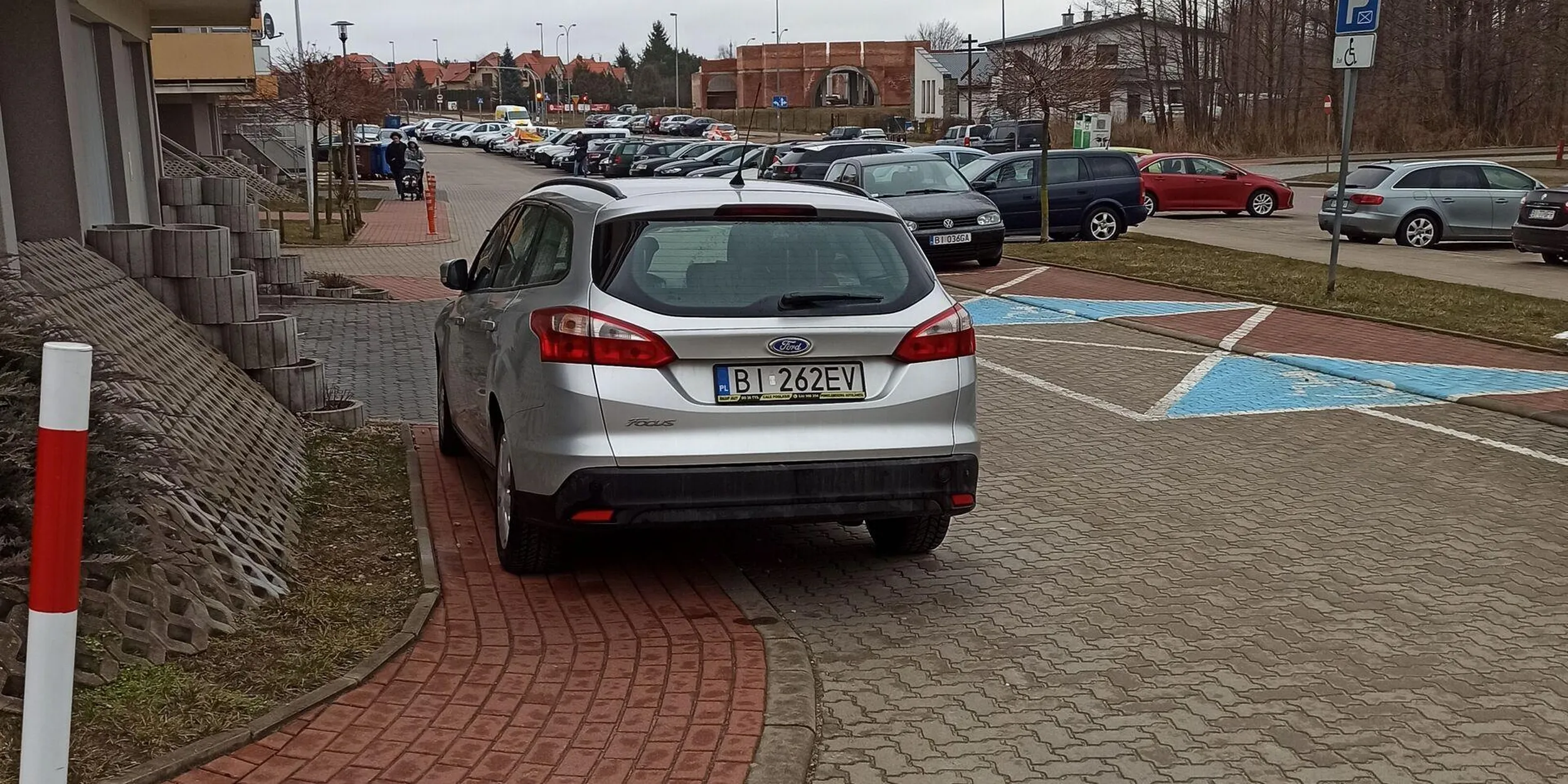 Burak parkuje gdzie chce, regularnie zajmuje cały chodnik, że nie da się obok przejechać z wózkiem czy nawet po po prostu przejść. Już z twarzy widać, że to nieprzyjemny facet. Nie polecam.